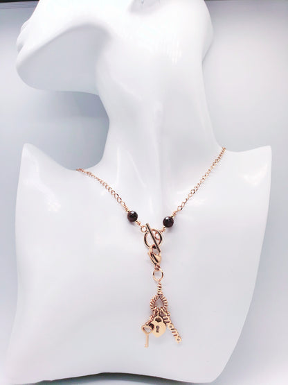 Collar en Acero Quirurgico con Dije Desmontable , con el nombre "MAMA" - K.Beloved LLC
