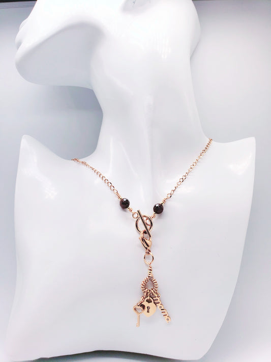 Collar en Acero Quirurgico con Dije Desmontable , con el nombre "MAMA" - K.Beloved LLC