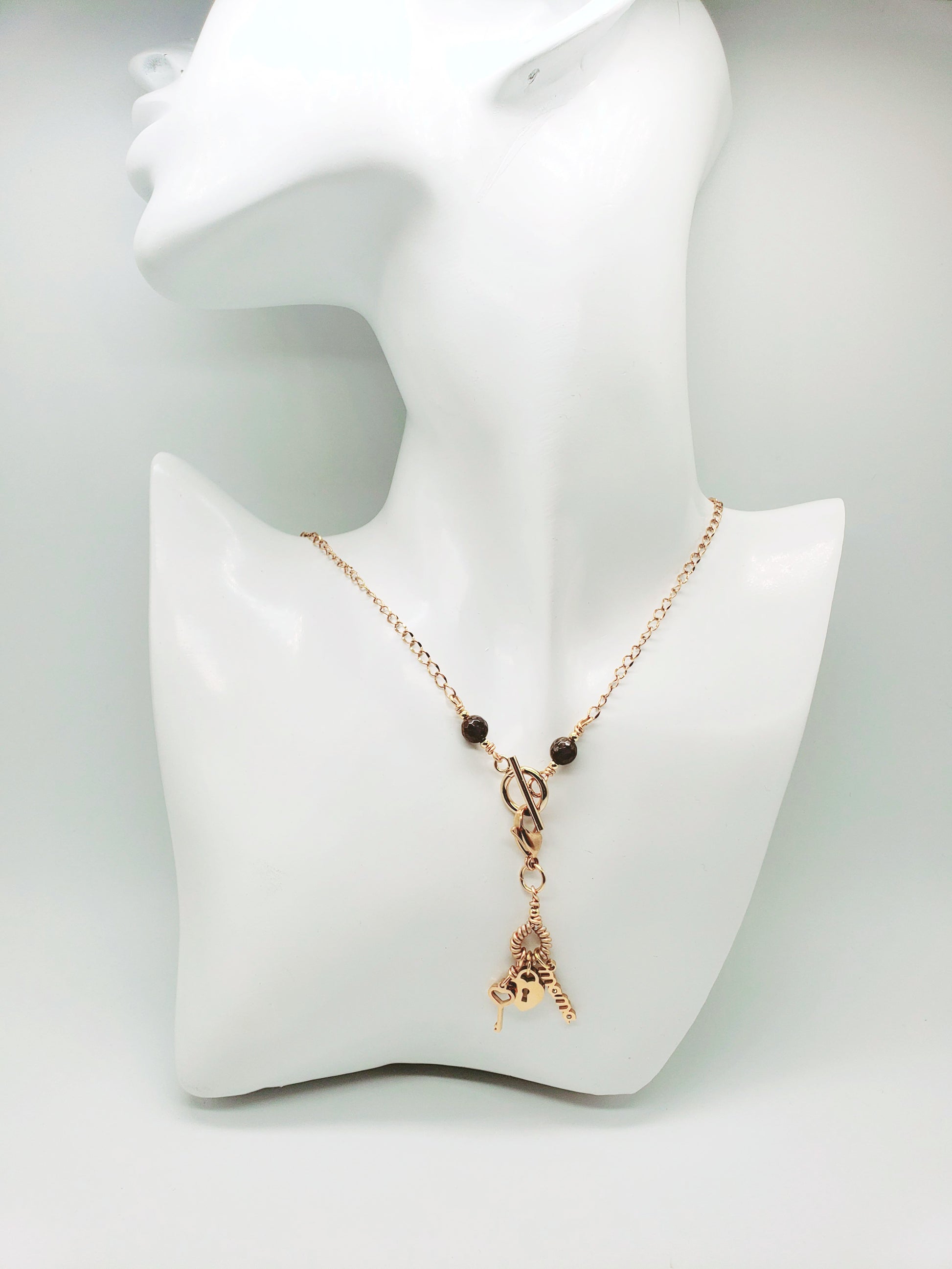 Collar en Acero Quirurgico con Dije Desmontable , con el nombre "MAMA" - K.Beloved LLC