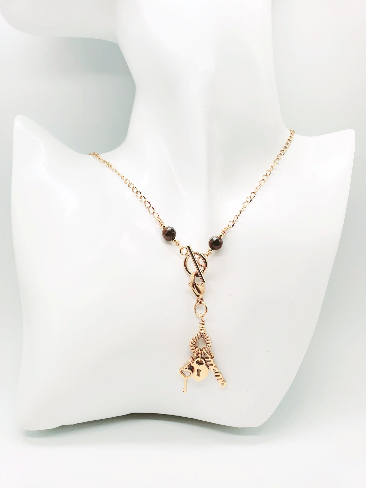 Collar en Acero Quirurgico con Dije Desmontable , con el nombre "MAMA" - K.Beloved LLC
