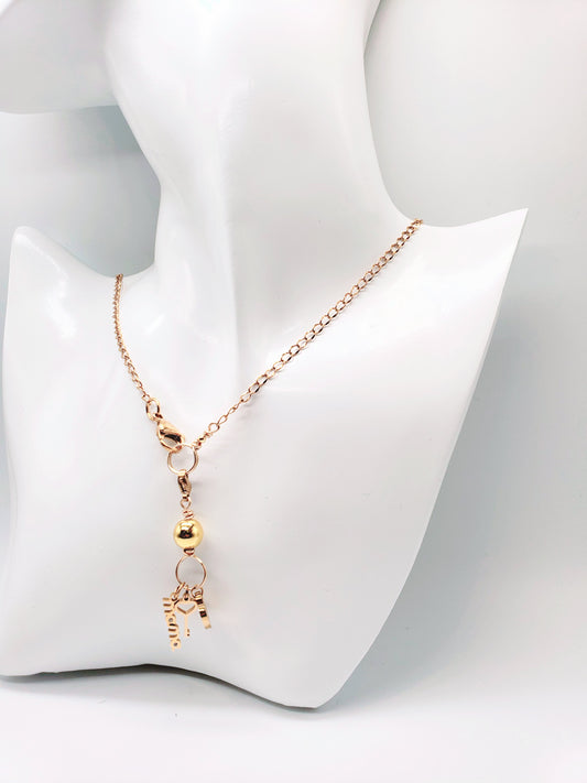 Collar en Acero Quirurgico con Dije Desmontable , con el nombre "MAMA" - K.Beloved LLC