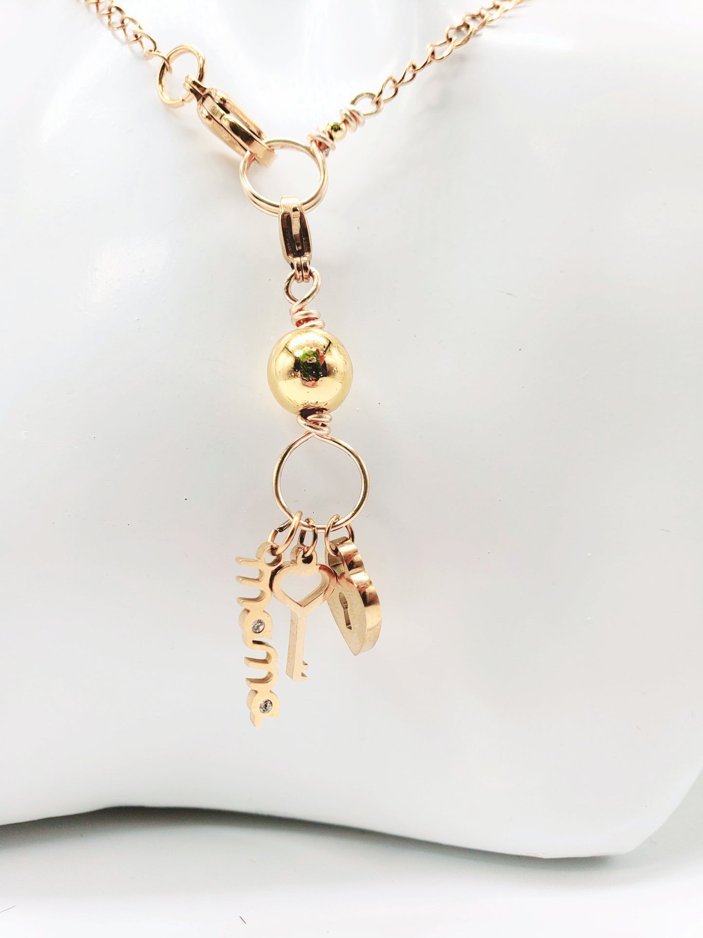 Collar en Acero Quirurgico con Dije Desmontable , con el nombre "MAMA" - K.Beloved LLC