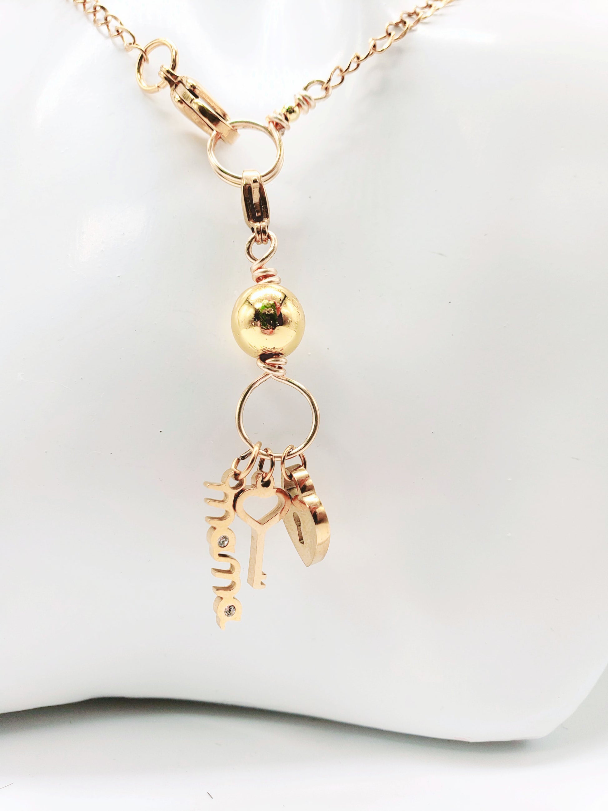 Collar en Acero Quirurgico con Dije Desmontable , con el nombre "MAMA" - K.Beloved LLC
