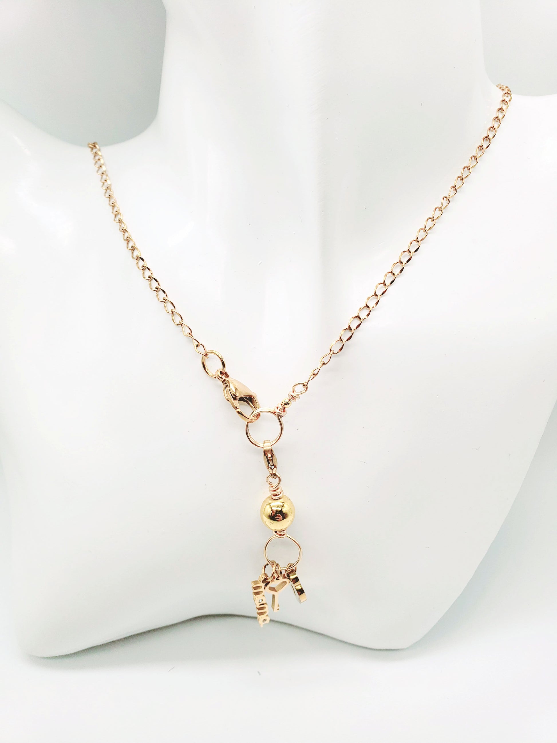 Collar en Acero Quirurgico con Dije Desmontable , con el nombre "MAMA" - K.Beloved LLC