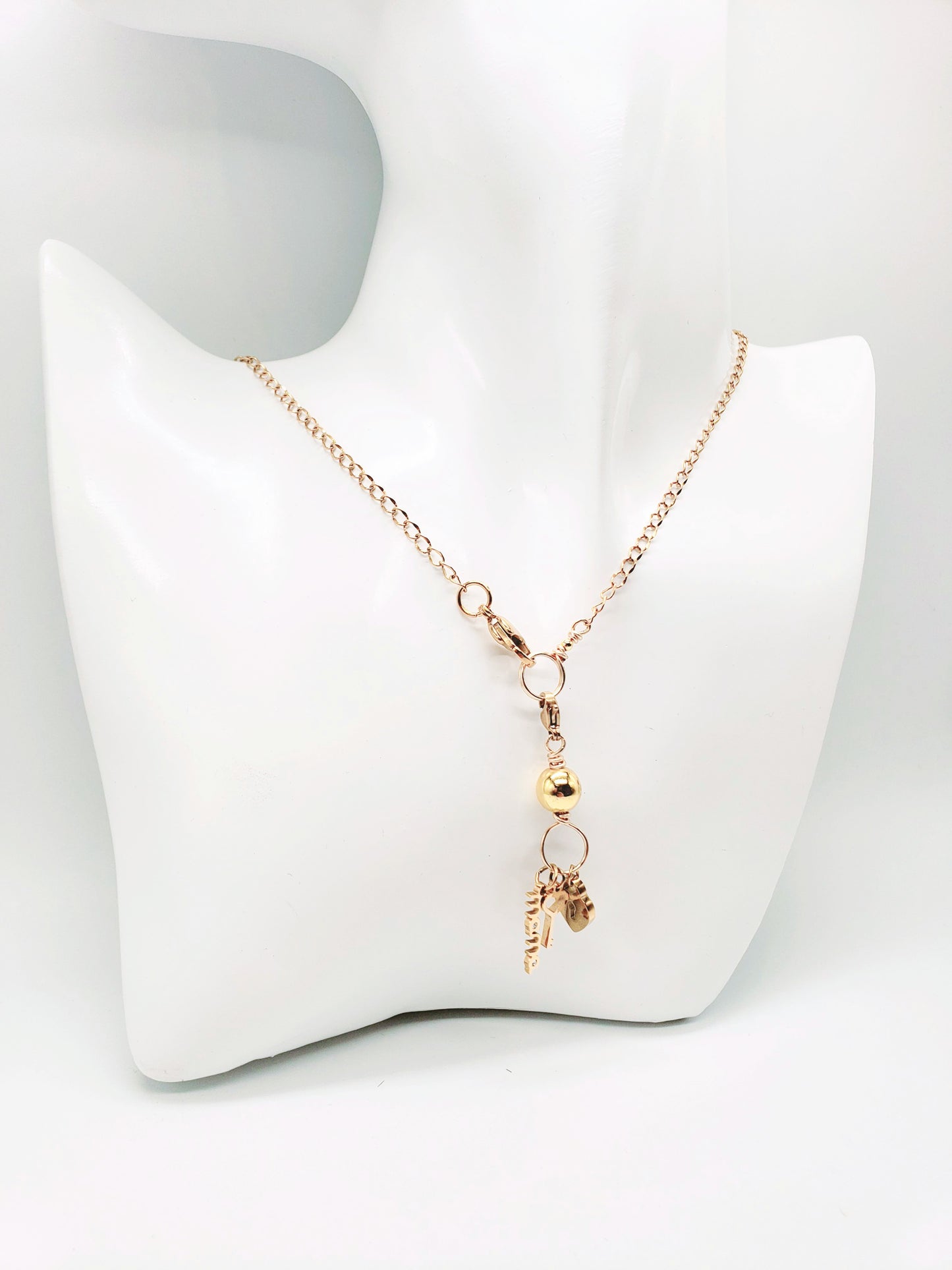 Collar en Acero Quirurgico con Dije Desmontable , con el nombre "MAMA" - K.Beloved LLC