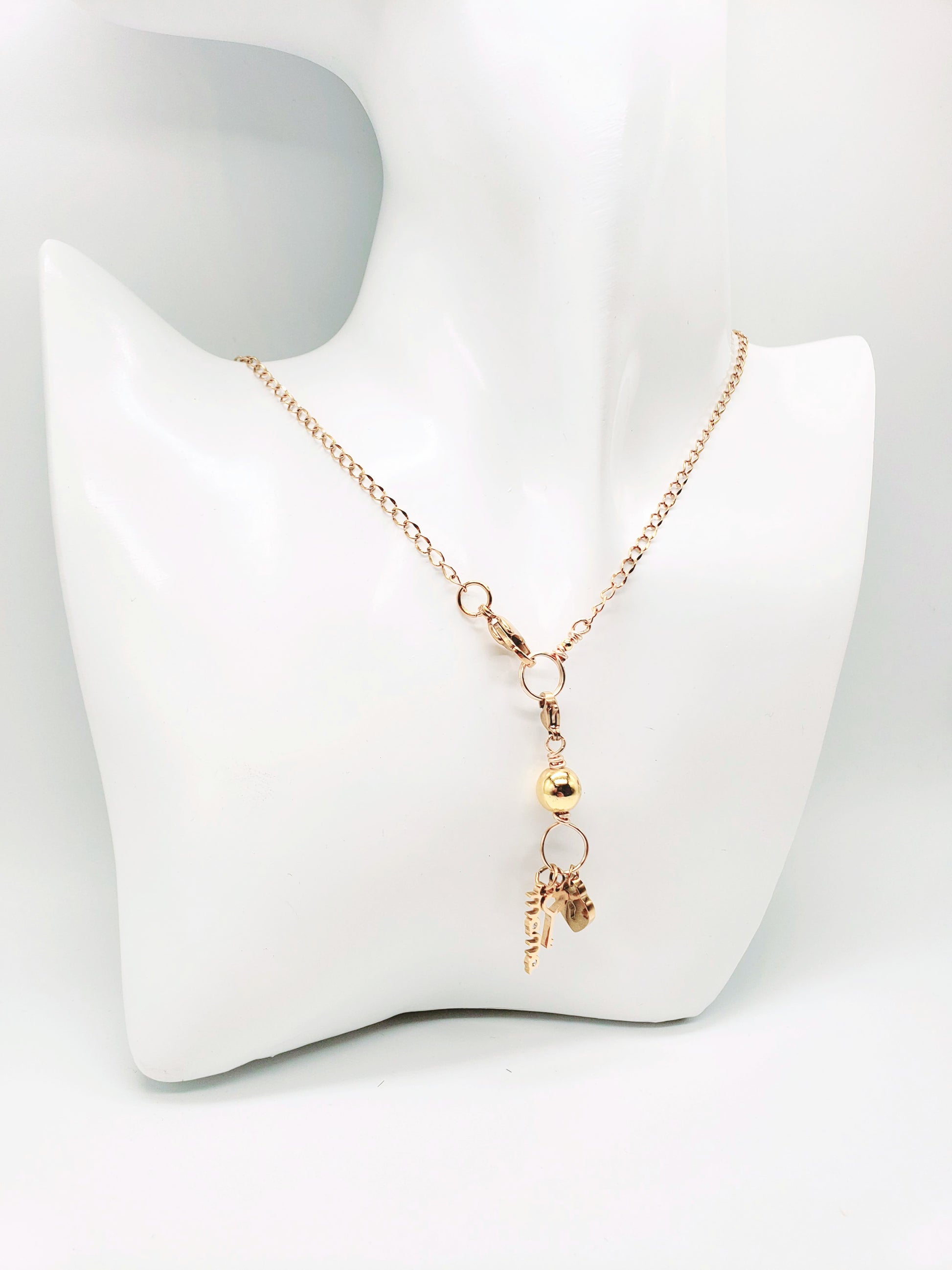 Collar en Acero Quirurgico con Dije Desmontable , con el nombre "MAMA" - K.Beloved LLC