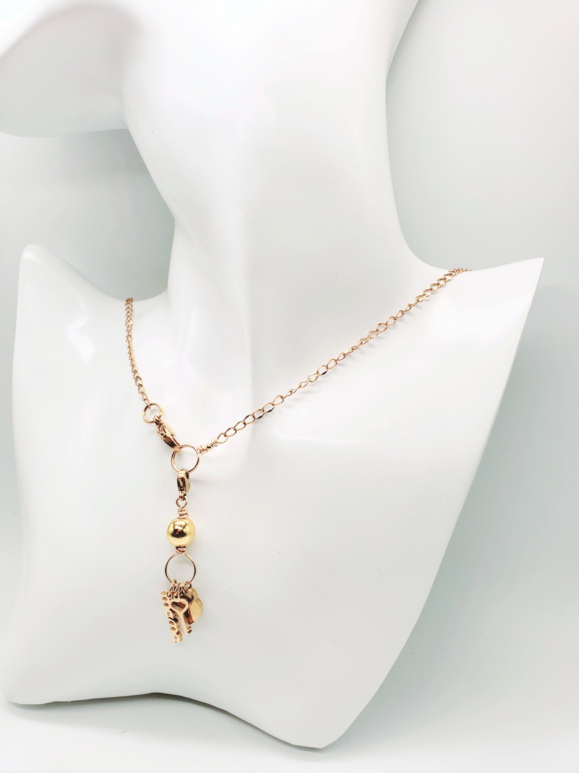 Collar en Acero Quirurgico con Dije Desmontable , con el nombre "MAMA" - K.Beloved LLC