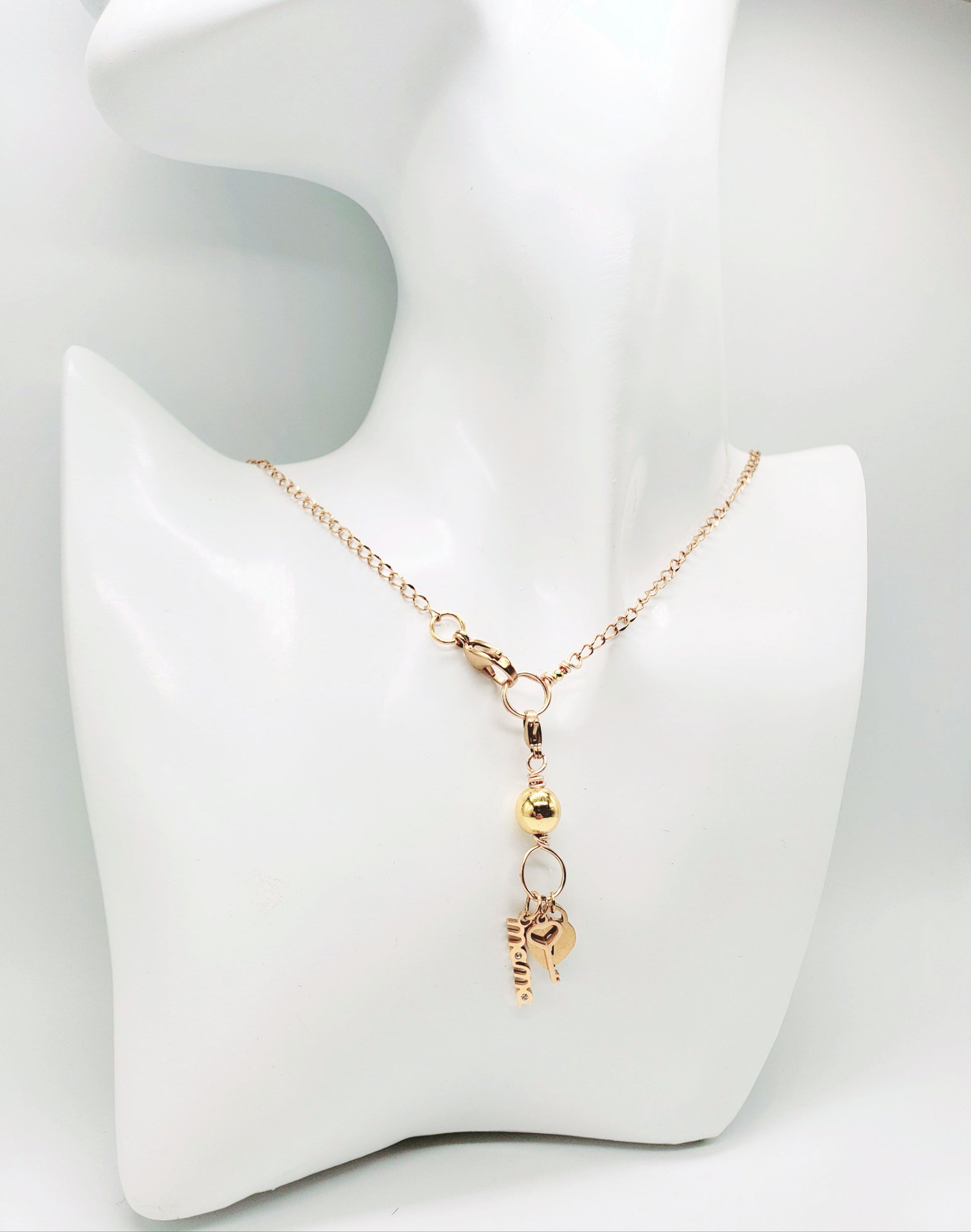 Collar en Acero Quirurgico con Dije Desmontable , con el nombre "MAMA" - K.Beloved LLC