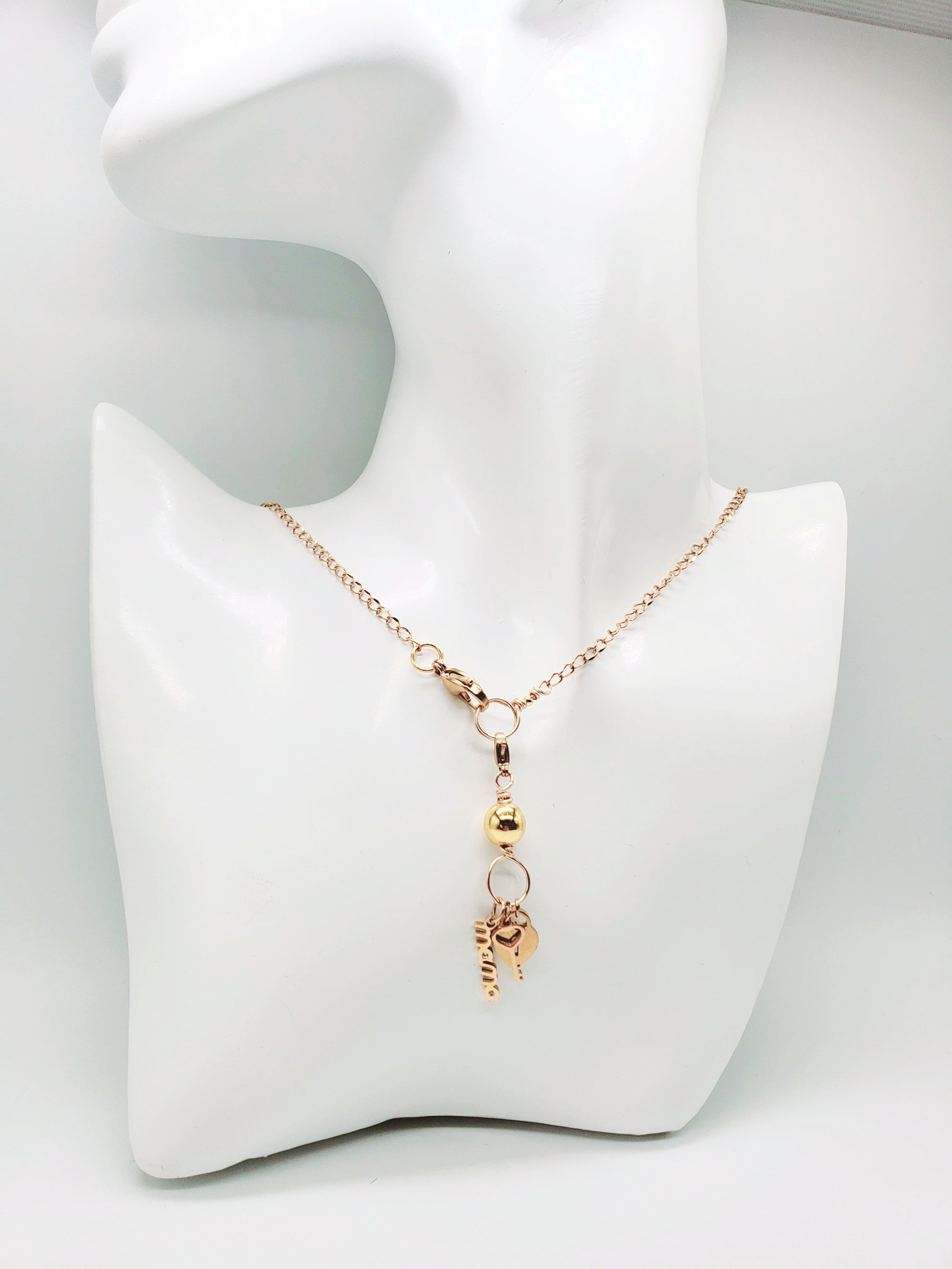 Collar en Acero Quirurgico con Dije Desmontable , con el nombre "MAMA" - K.Beloved LLC
