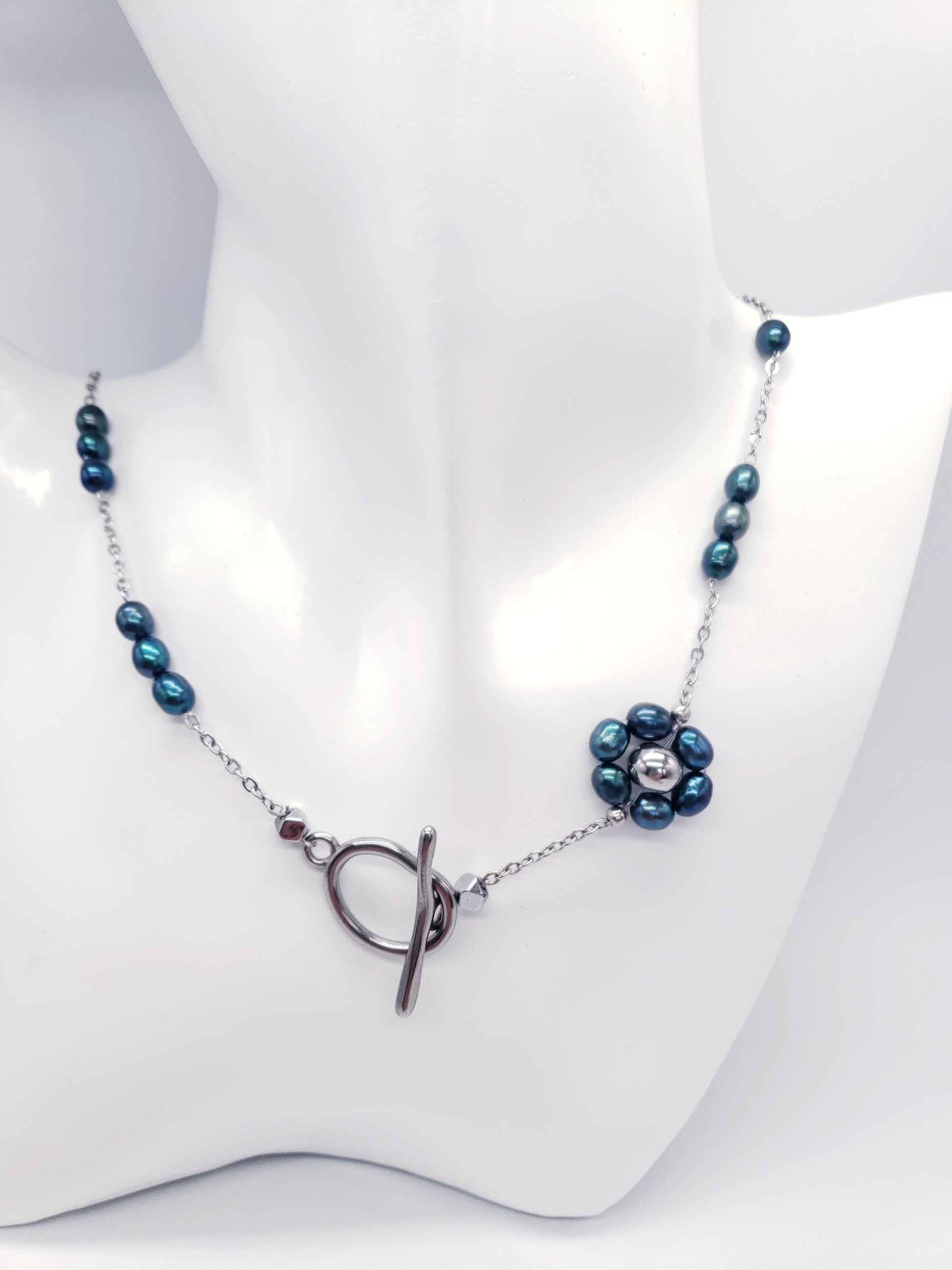 Conjunto de collar y aretes de Perlas Cultivadas de Agua Dulce será un complemento perfecto para su colección de accesorios. Las perlas naturales tienen un acabado suave y brillante que brilla con cada movimiento - K.Beloved LLC