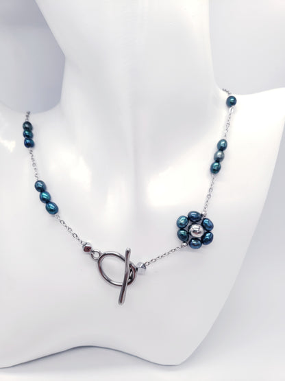 Conjunto de collar y aretes de Perlas Cultivadas de Agua Dulce será un complemento perfecto para su colección de accesorios. Las perlas naturales tienen un acabado suave y brillante que brilla con cada movimiento - K.Beloved LLC