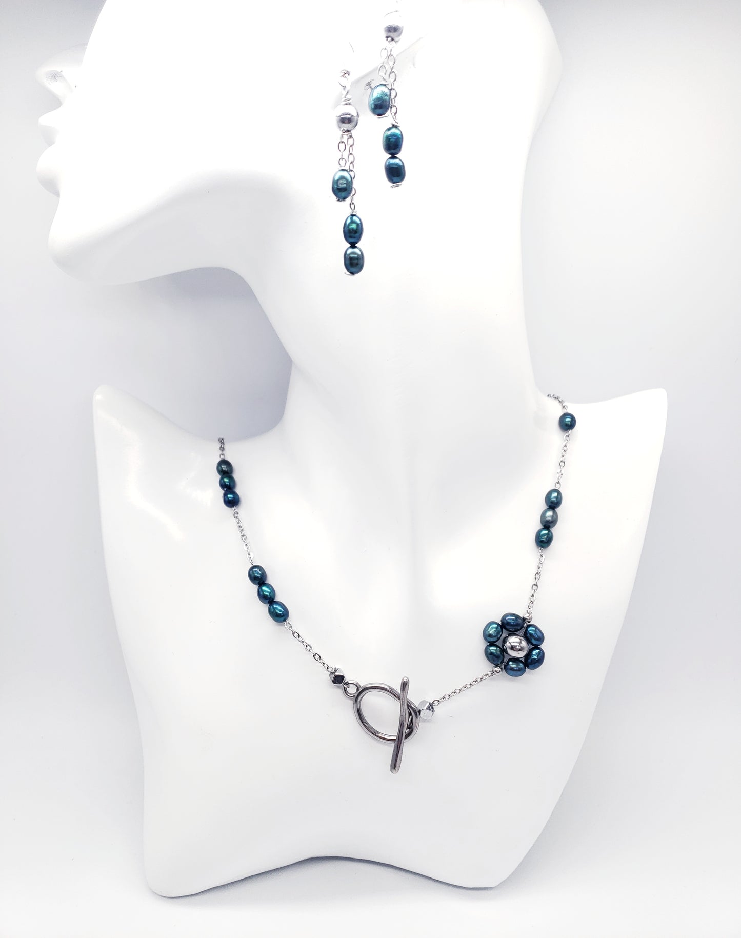 Conjunto de collar y aretes de Perlas Cultivadas de Agua Dulce será un complemento perfecto para su colección de accesorios. Las perlas naturales tienen un acabado suave y brillante que brilla con cada movimiento