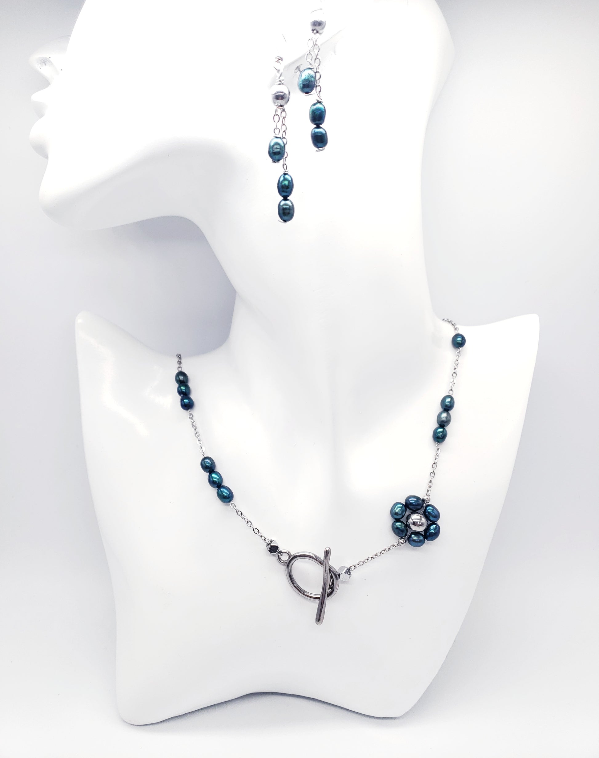 Conjunto de collar y aretes de Perlas Cultivadas de Agua Dulce será un complemento perfecto para su colección de accesorios. Las perlas naturales tienen un acabado suave y brillante que brilla con cada movimiento - K.Beloved LLC