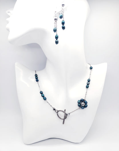 Conjunto de collar y aretes de Perlas Cultivadas de Agua Dulce será un complemento perfecto para su colección de accesorios. Las perlas naturales tienen un acabado suave y brillante que brilla con cada movimiento - K.Beloved LLC