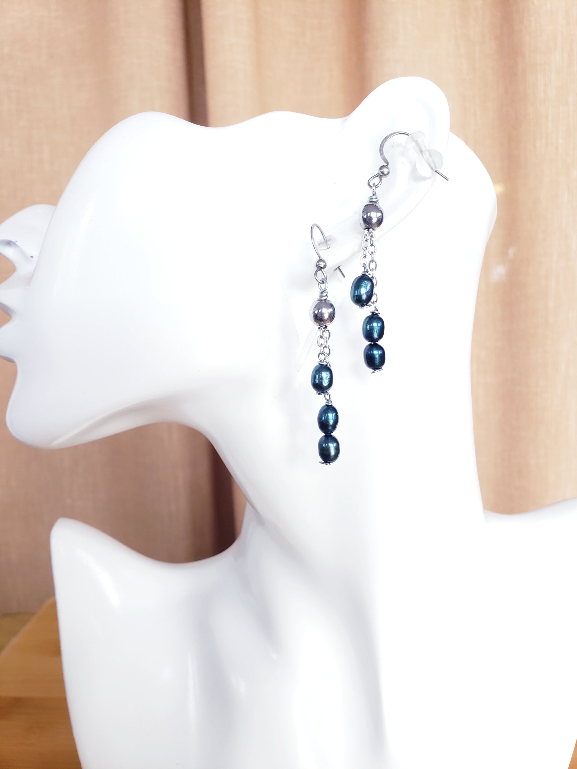Conjunto de collar y aretes de Perlas Cultivadas de Agua Dulce será un complemento perfecto para su colección de accesorios. Las perlas naturales tienen un acabado suave y brillante que brilla con cada movimiento - K.Beloved LLC