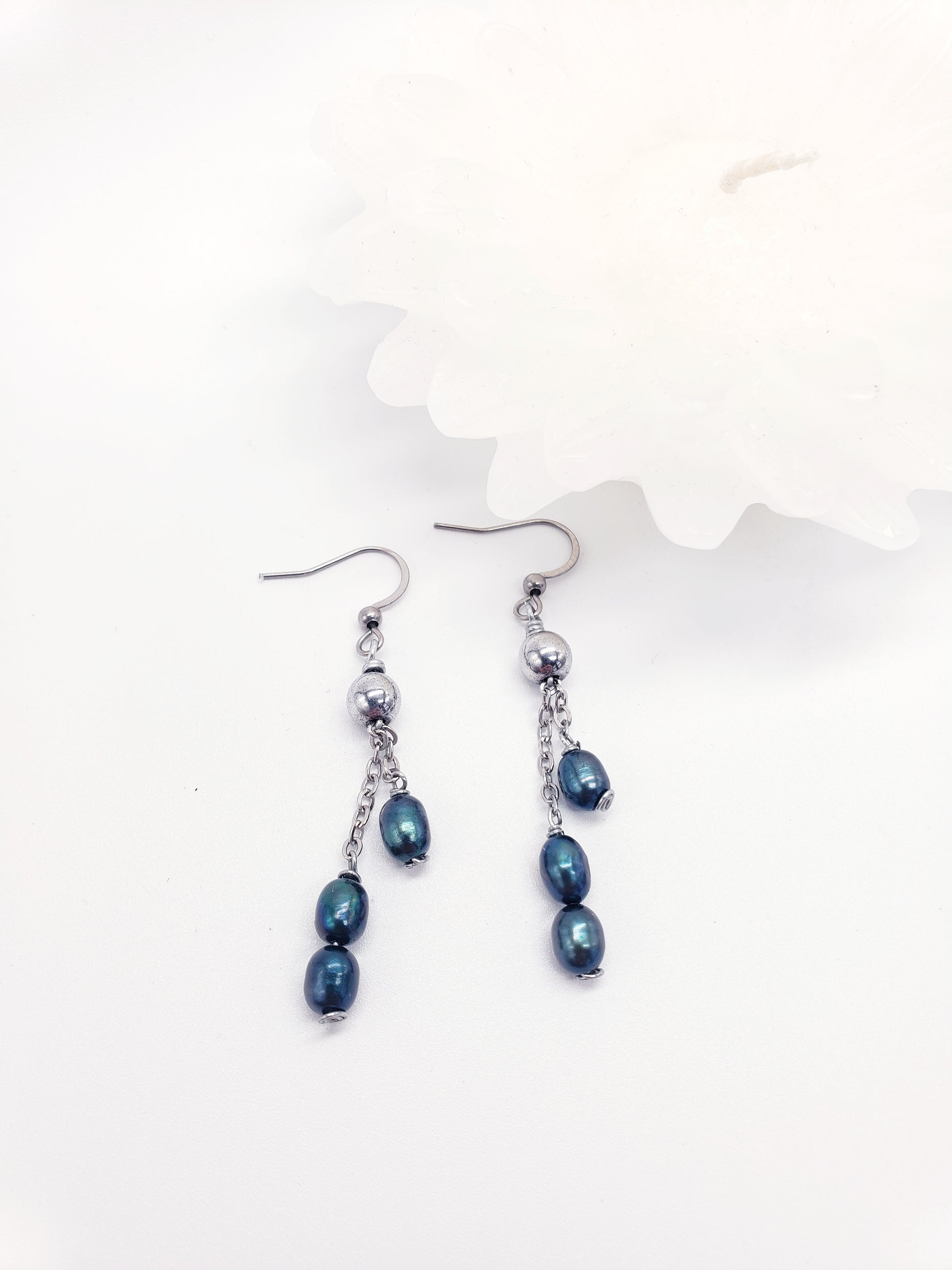 Conjunto de collar y aretes de Perlas Cultivadas de Agua Dulce será un complemento perfecto para su colección de accesorios. Las perlas naturales tienen un acabado suave y brillante que brilla con cada movimiento - K.Beloved LLC
