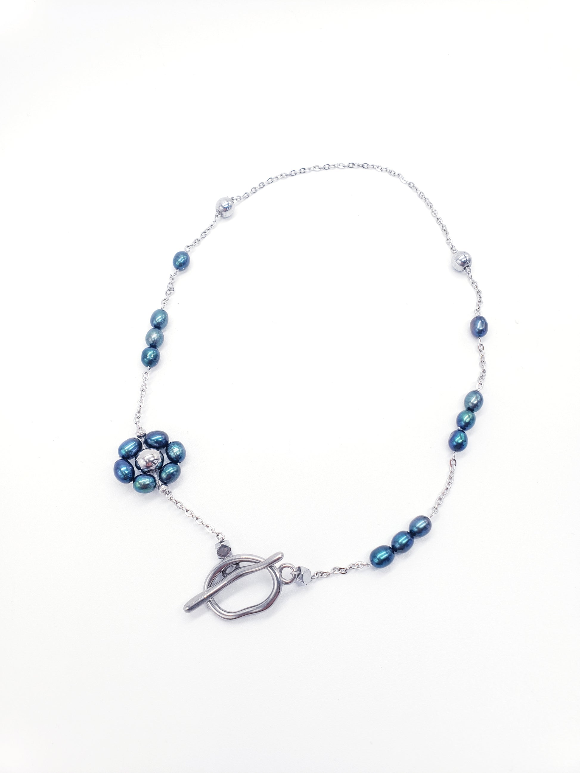 Conjunto de collar y aretes de Perlas Cultivadas de Agua Dulce será un complemento perfecto para su colección de accesorios. Las perlas naturales tienen un acabado suave y brillante que brilla con cada movimiento - K.Beloved LLC