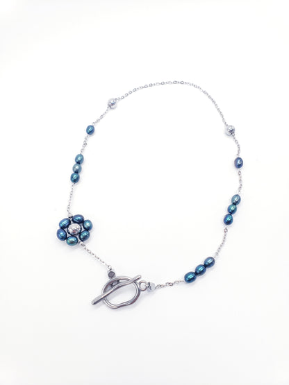 Conjunto de collar y aretes de Perlas Cultivadas de Agua Dulce será un complemento perfecto para su colección de accesorios. Las perlas naturales tienen un acabado suave y brillante que brilla con cada movimiento - K.Beloved LLC