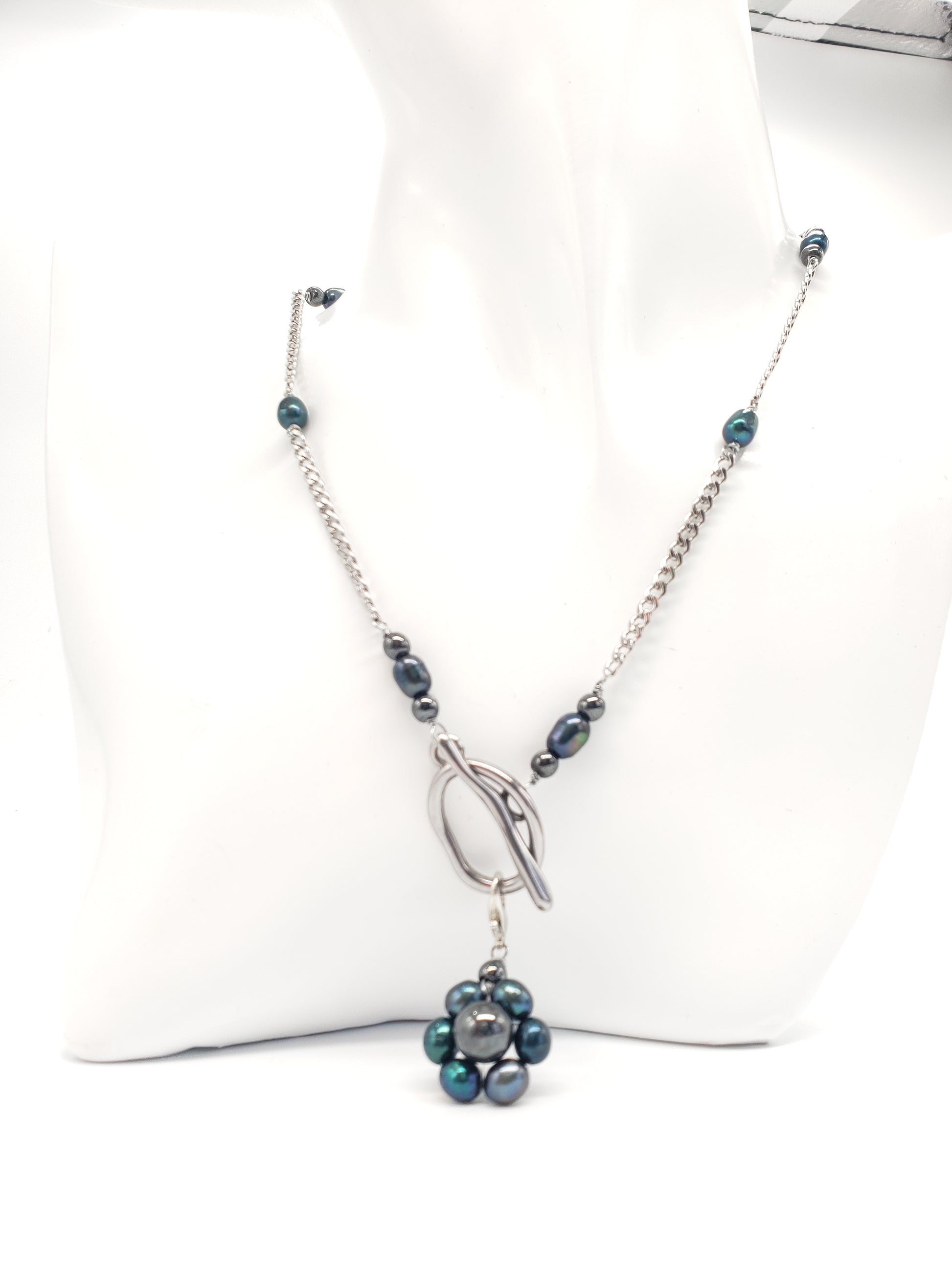 Conjunto de collar y aretes de Perlas Cultivadas de Agua Dulce con un Colgante desmontable en Flor de Perlas - K.Beloved LLC