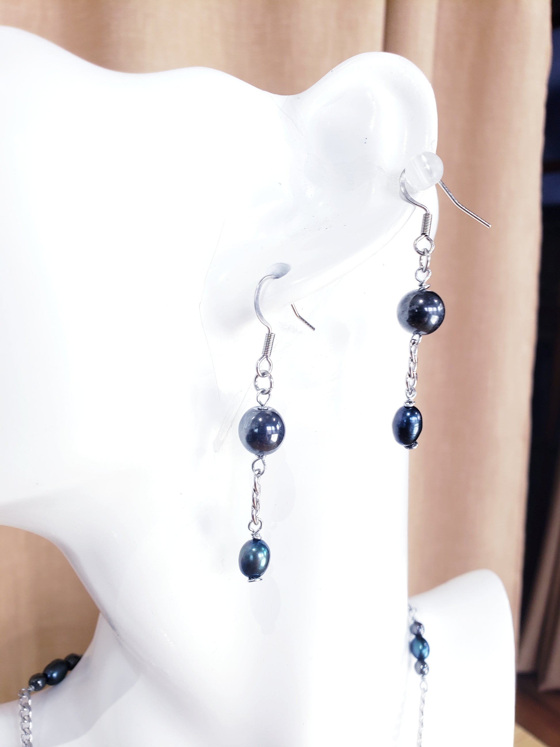 Conjunto de collar y aretes de Perlas Cultivadas de Agua Dulce con un Colgante desmontable en Flor de Perlas - K.Beloved LLC