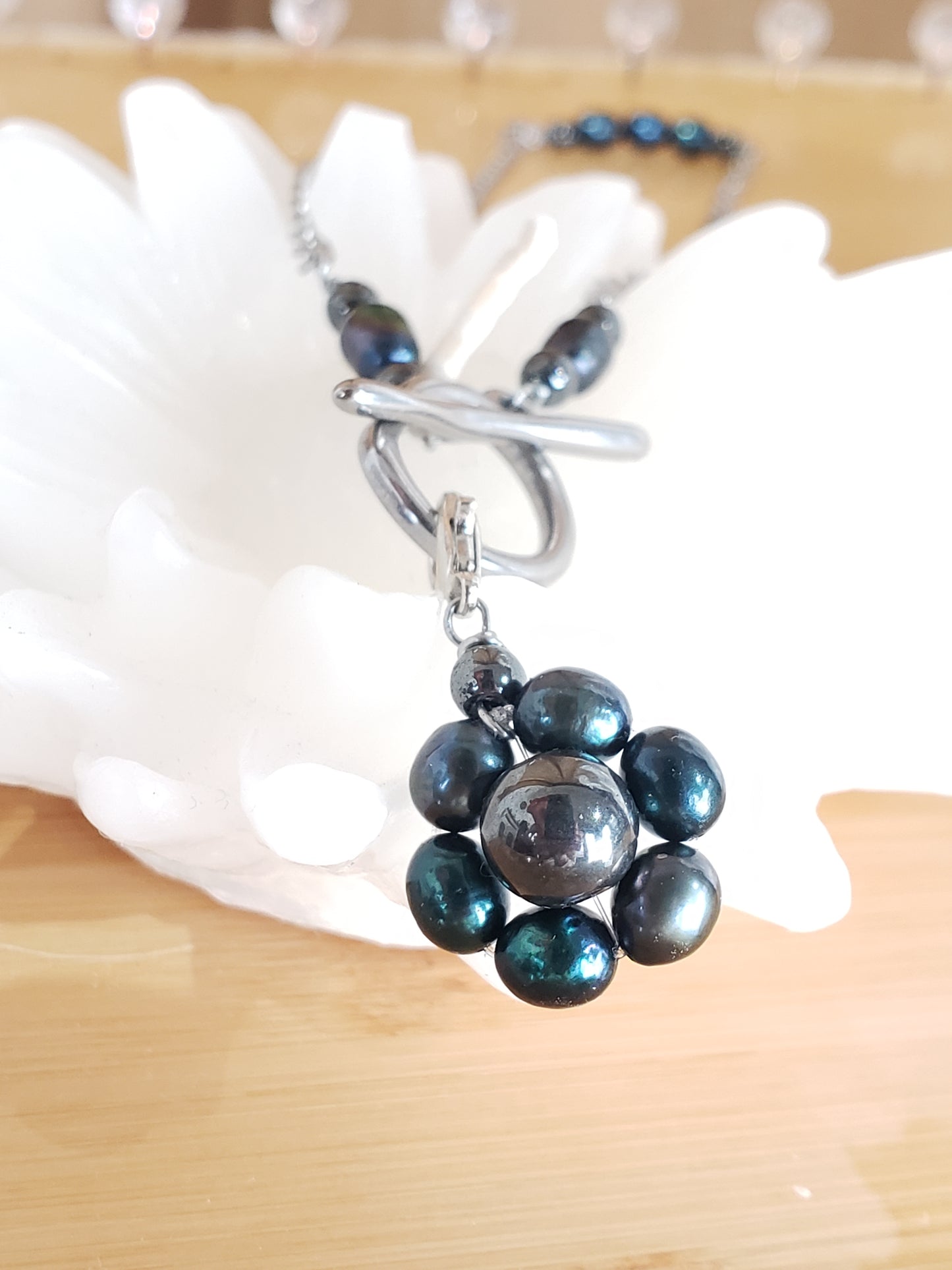 Conjunto de collar y aretes de Perlas Cultivadas de Agua Dulce con un Colgante desmontable en Flor de Perlas - K.Beloved LLC