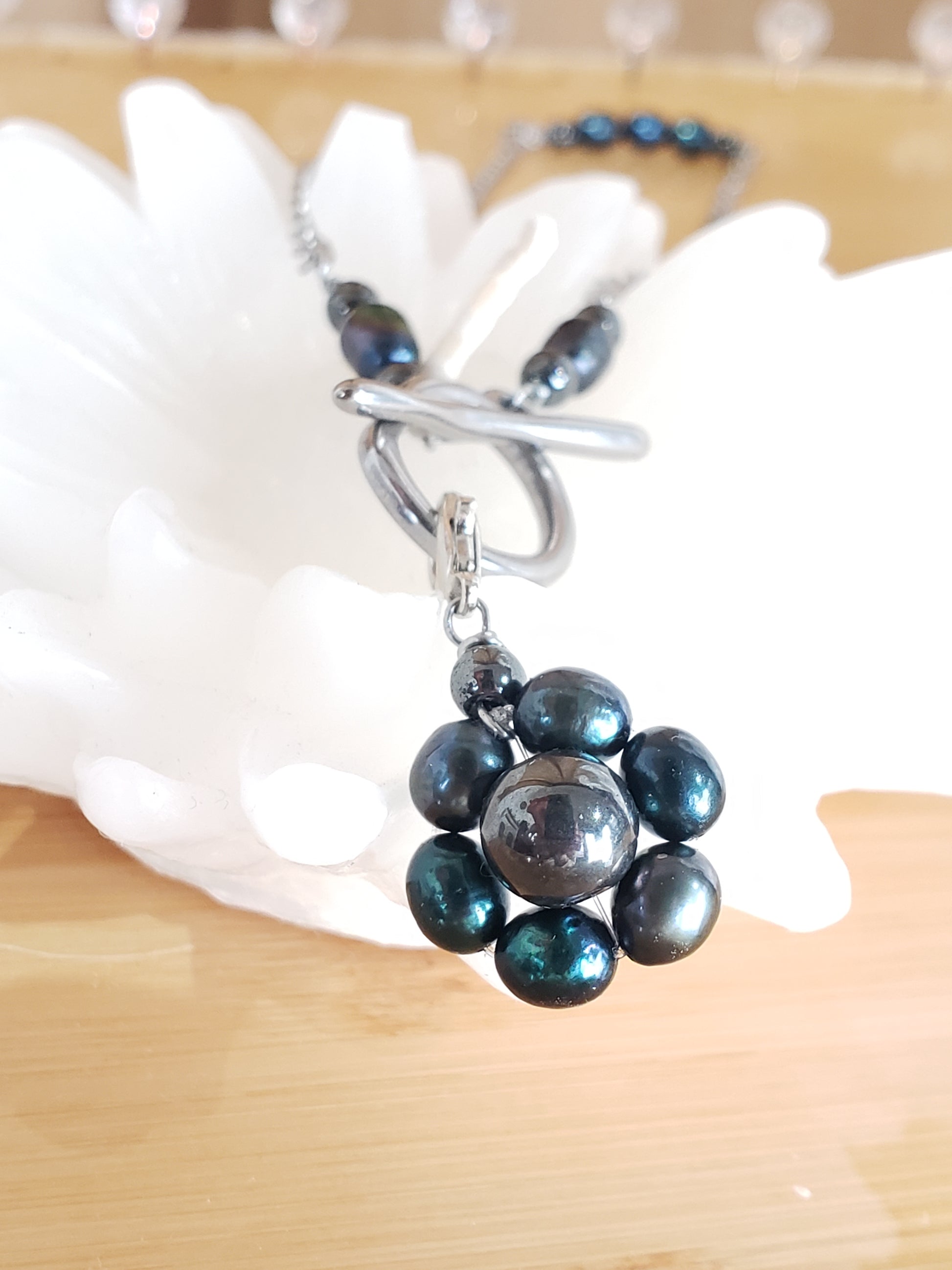 Conjunto de collar y aretes de Perlas Cultivadas de Agua Dulce con un Colgante desmontable en Flor de Perlas - K.Beloved LLC