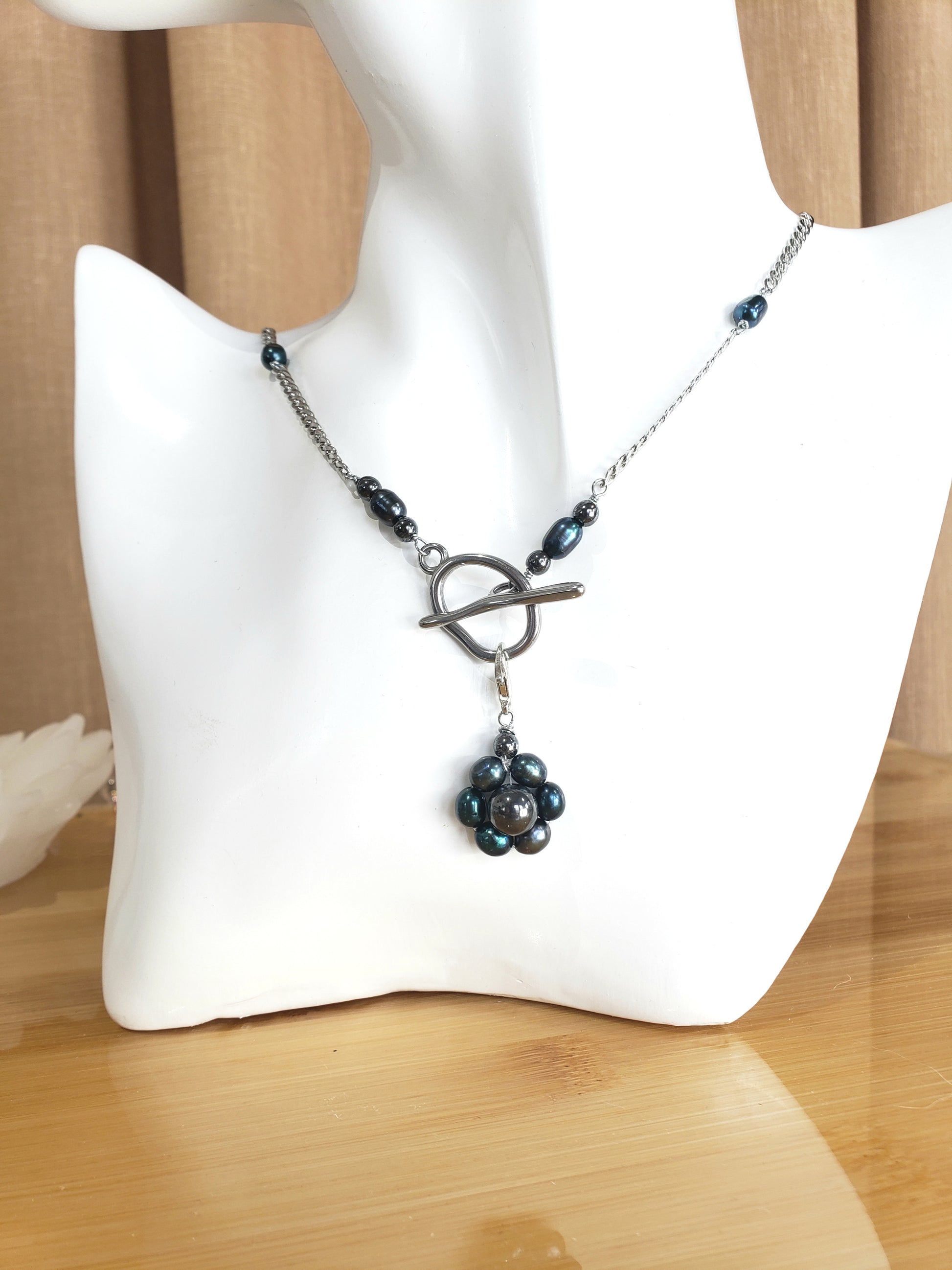 Conjunto de collar y aretes de Perlas Cultivadas de Agua Dulce con un Colgante desmontable en Flor de Perlas - K.Beloved LLC