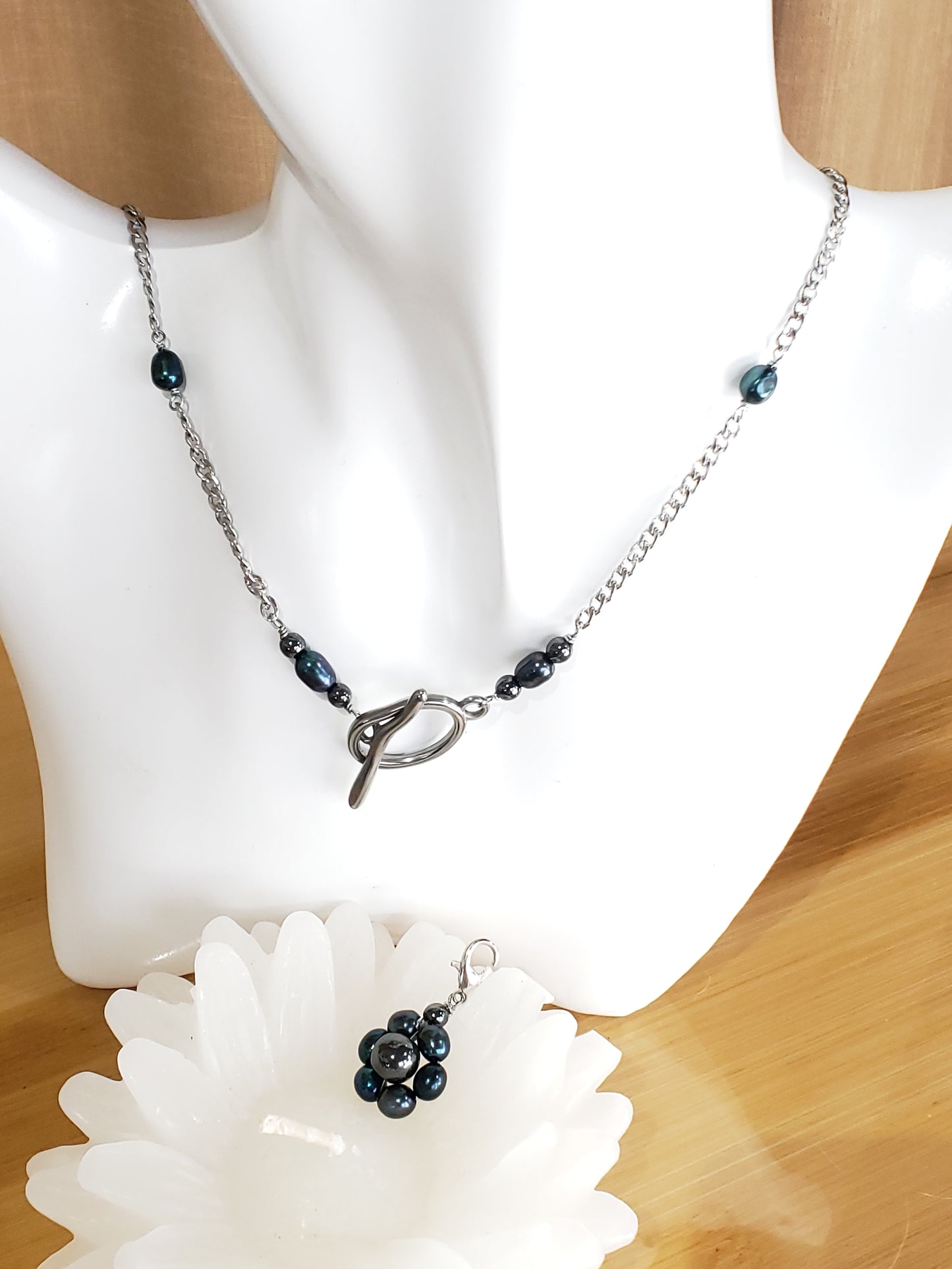 Conjunto de collar y aretes de Perlas Cultivadas de Agua Dulce con un Colgante desmontable en Flor de Perlas
