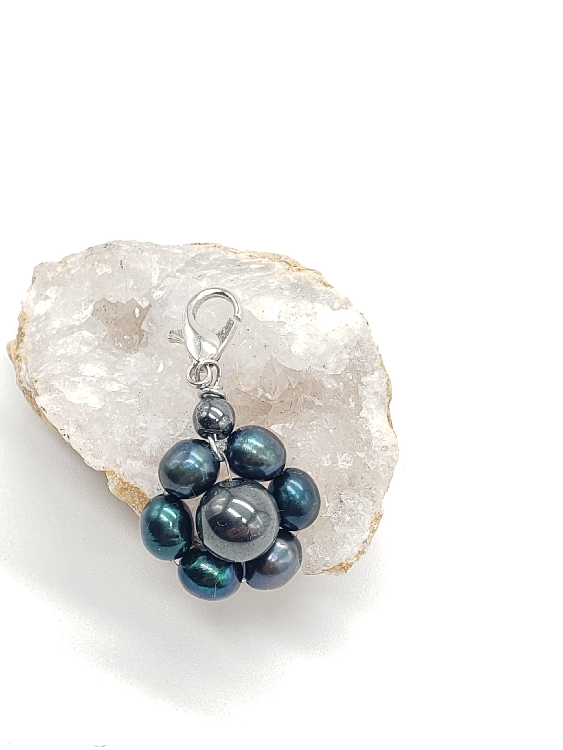 Conjunto de collar y aretes de Perlas Cultivadas de Agua Dulce con un Colgante desmontable en Flor de Perlas - K.Beloved LLC