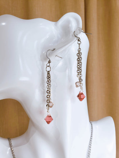 Déjate seducir por la belleza clásica y la elegancia eterna de nuestro Delicado Conjunto de Collar y Aretes, con Un Colgante Desmontable en Piedra de Cuarzo Rosado que  irradia un brillo natural que captura la luz a cada paso - K.Beloved LLC