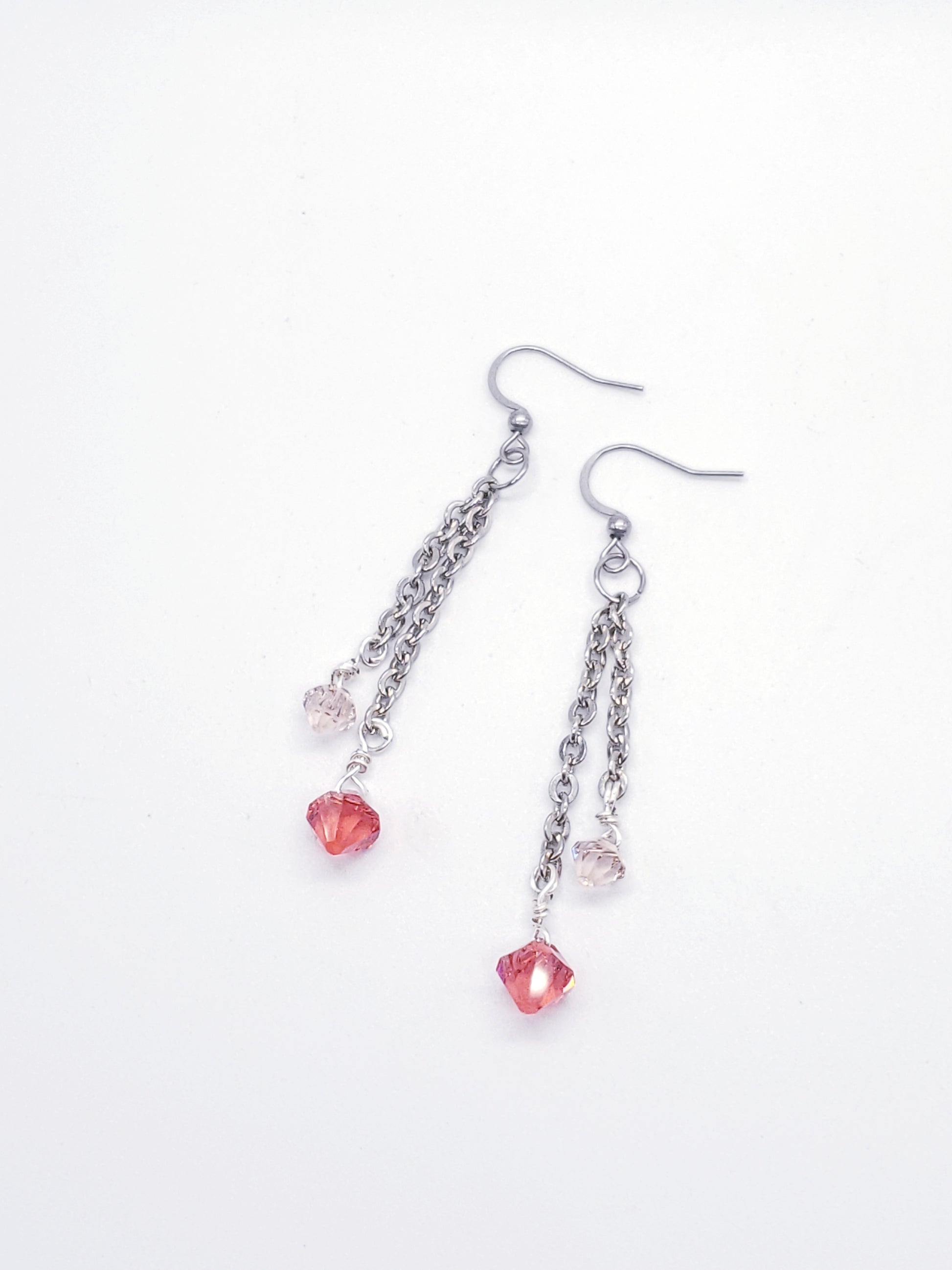 Déjate seducir por la belleza clásica y la elegancia eterna de nuestro Delicado Conjunto de Collar y Aretes, con Un Colgante Desmontable en Piedra de Cuarzo Rosado que  irradia un brillo natural que captura la luz a cada paso - K.Beloved LLC