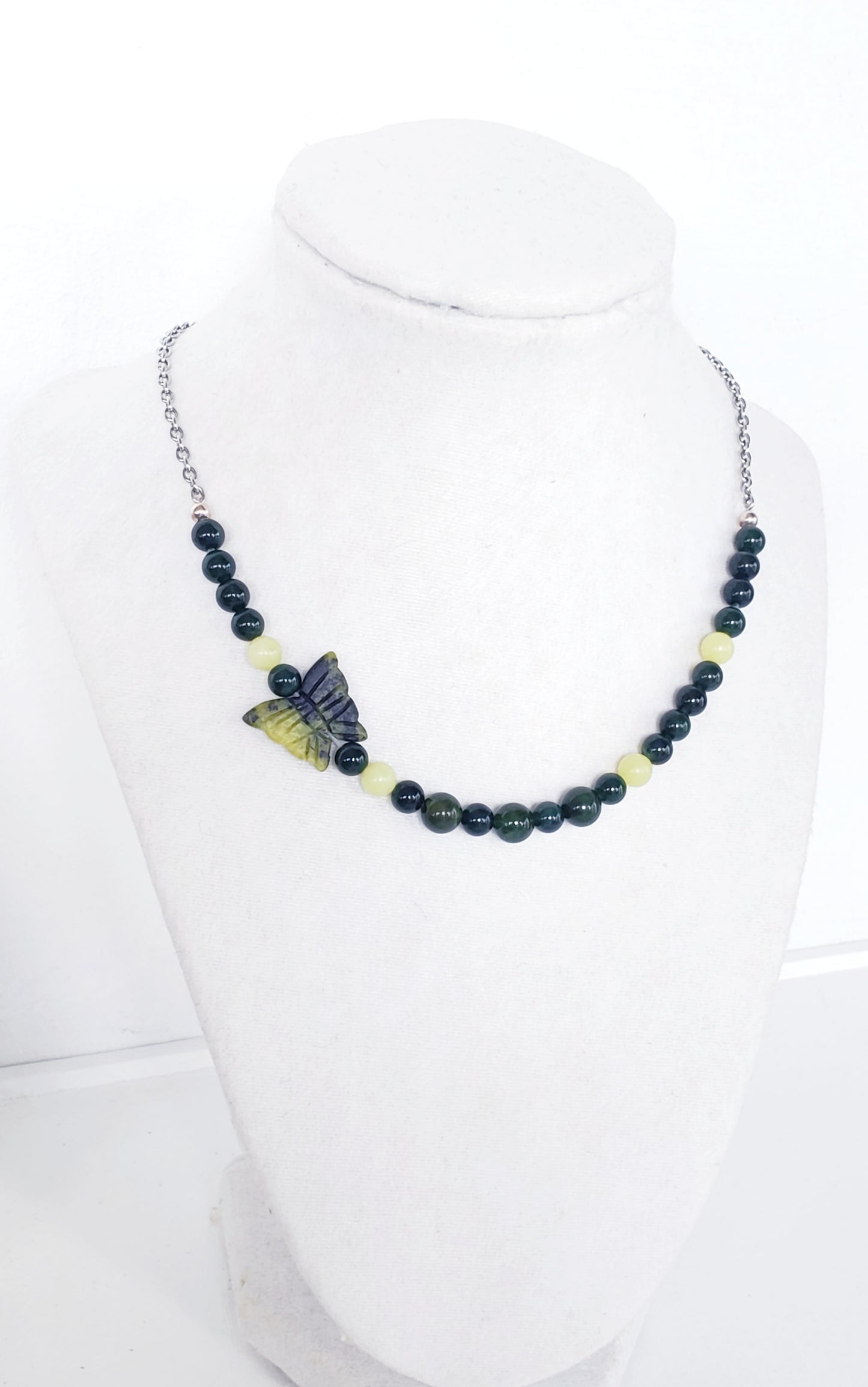 Collar de Jade verde oliva y Cuarzo Verde Oscuro con una Mariposa en Piedra - K.Beloved LLC
