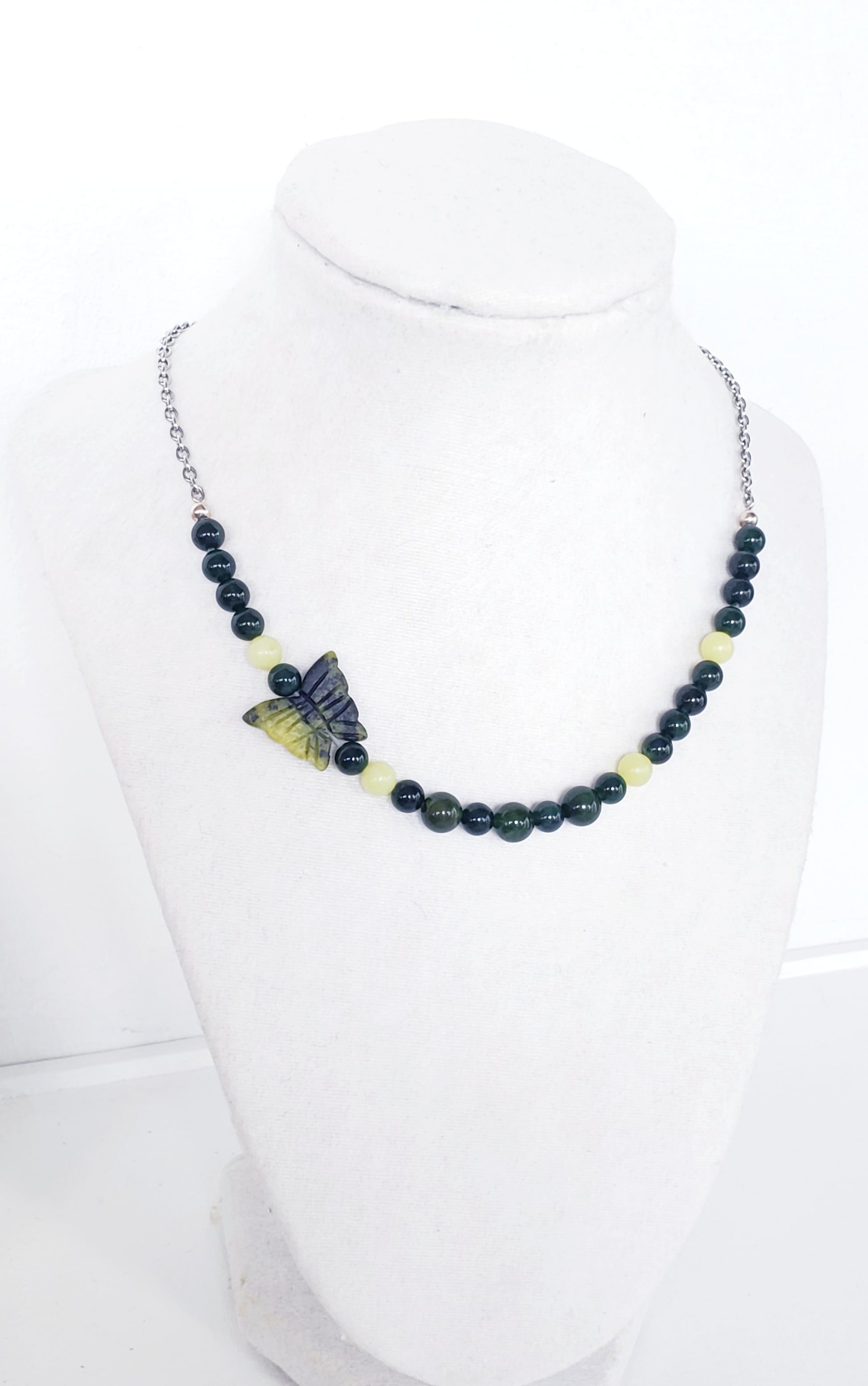 Collar de Jade verde oliva y Cuarzo Verde Oscuro con una Mariposa en Piedra - K.Beloved LLC