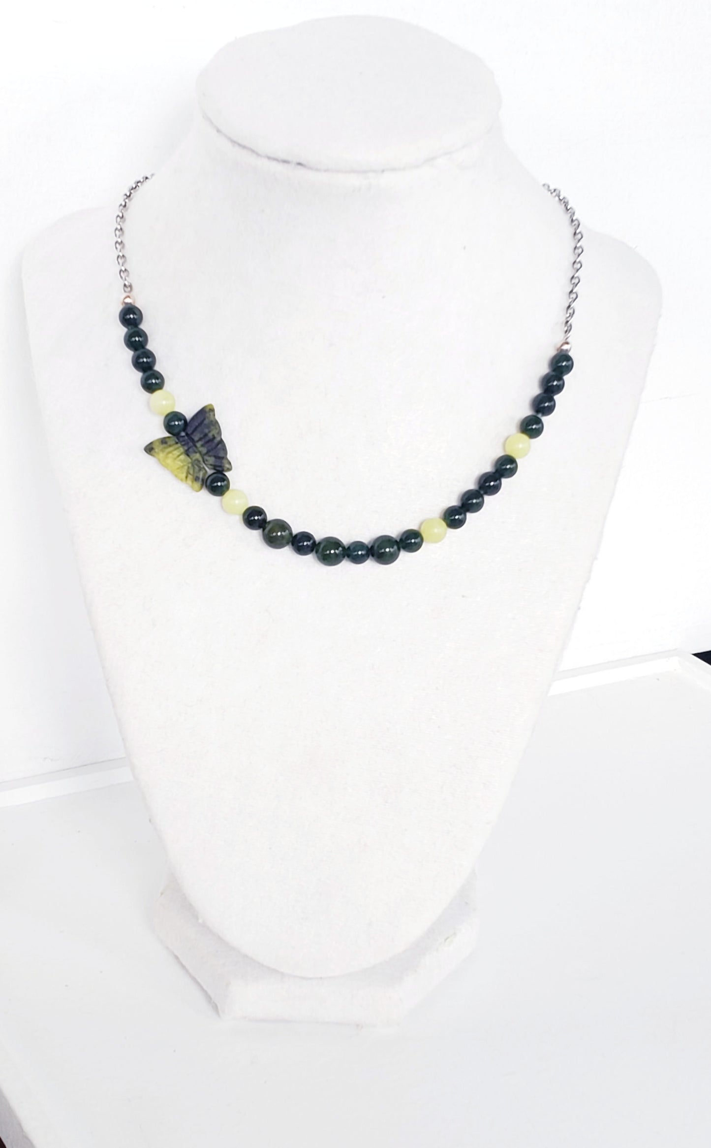 Collar de Jade verde oliva y Cuarzo Verde Oscuro con una Mariposa en Piedra - K.Beloved LLC