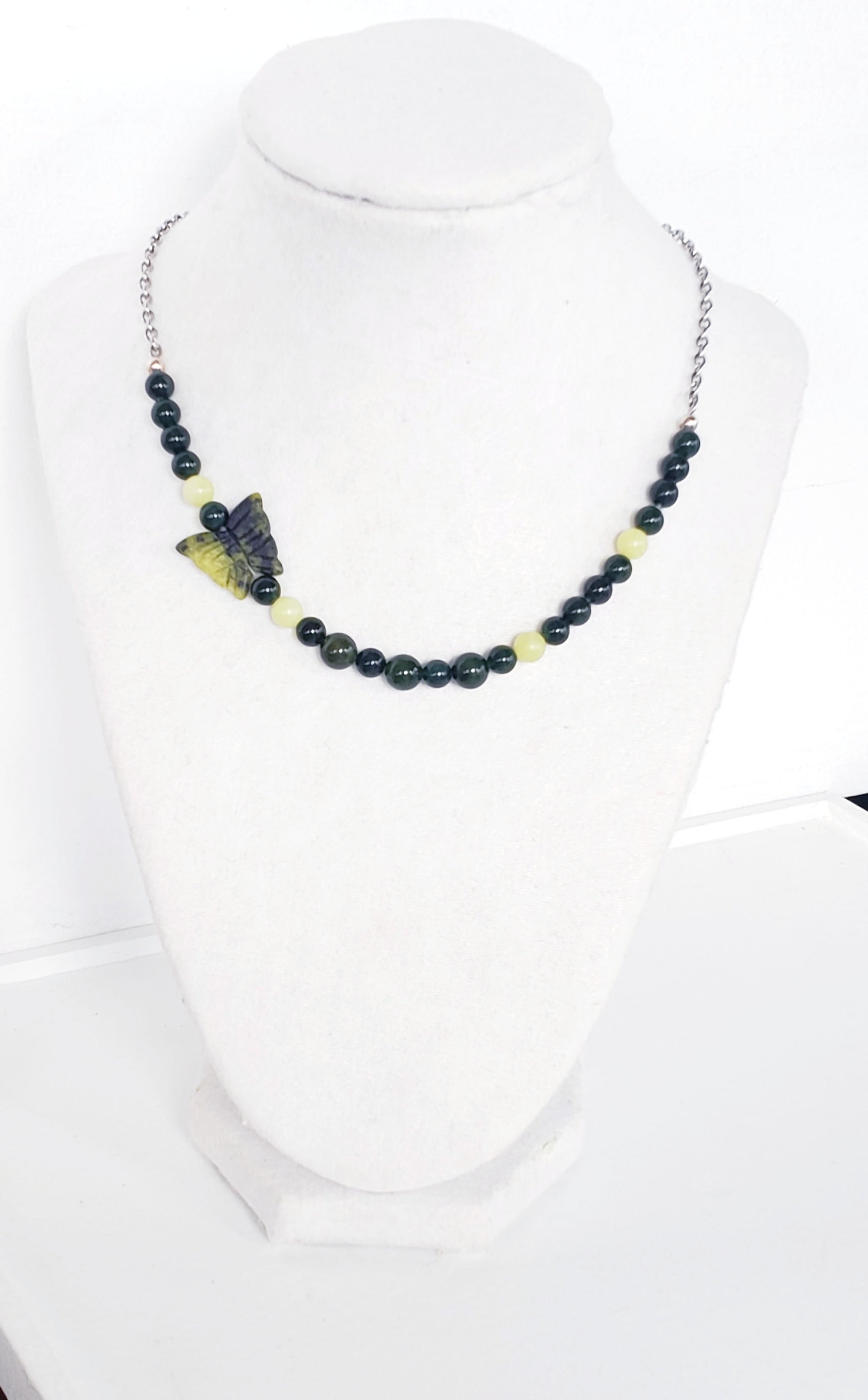 Collar de Jade verde oliva y Cuarzo Verde Oscuro con una Mariposa en Piedra - K.Beloved LLC
