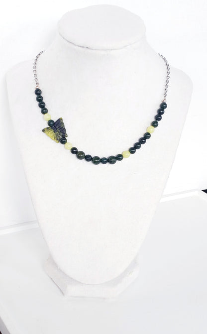 Collar de Jade verde oliva y Cuarzo Verde Oscuro con una Mariposa en Piedra - K.Beloved LLC