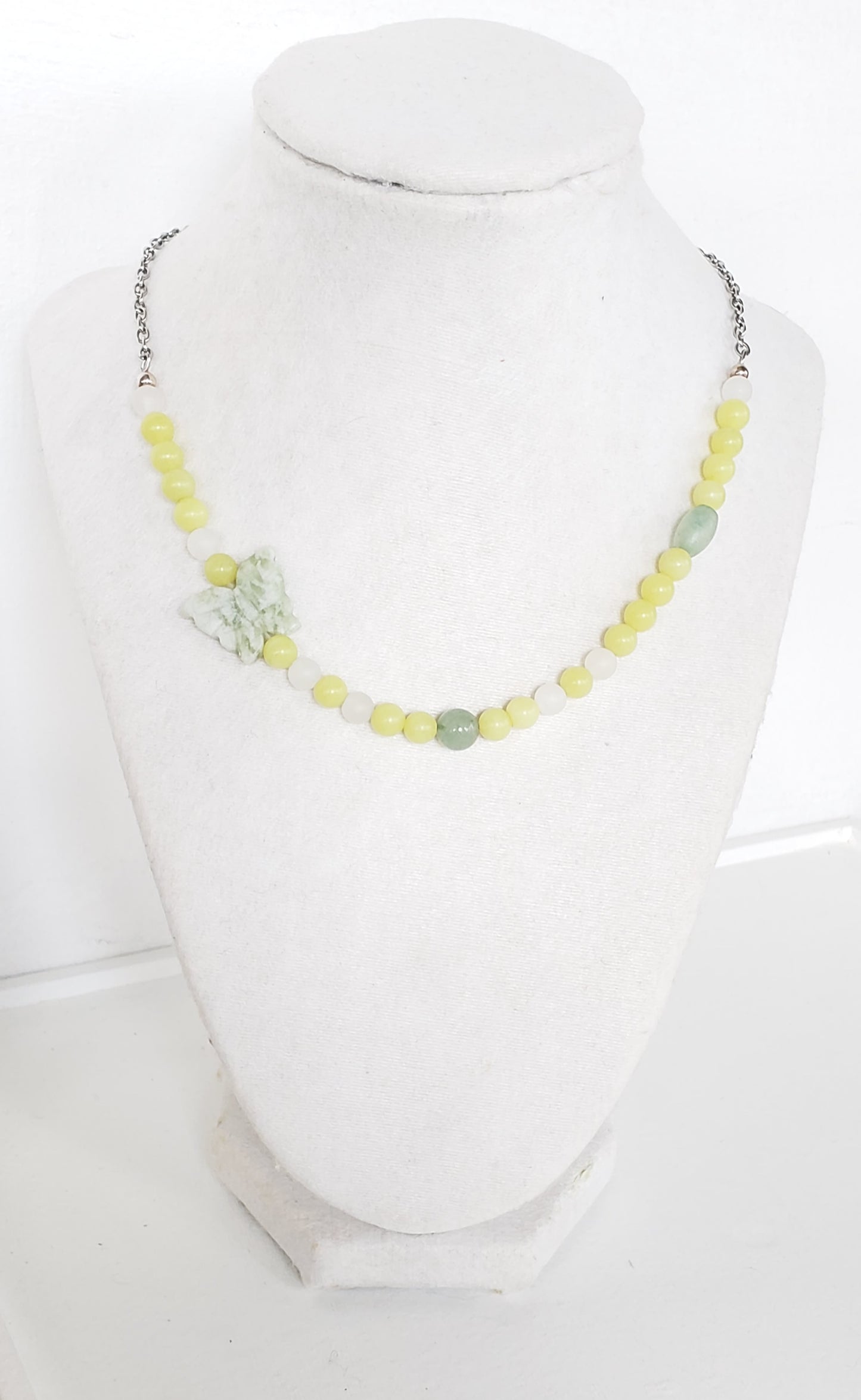 Collar de gargantilla  en Acero Inoxidable en Piedras Jade Verde Olivo y Una Mariposa en Piedra - K.Beloved LLC