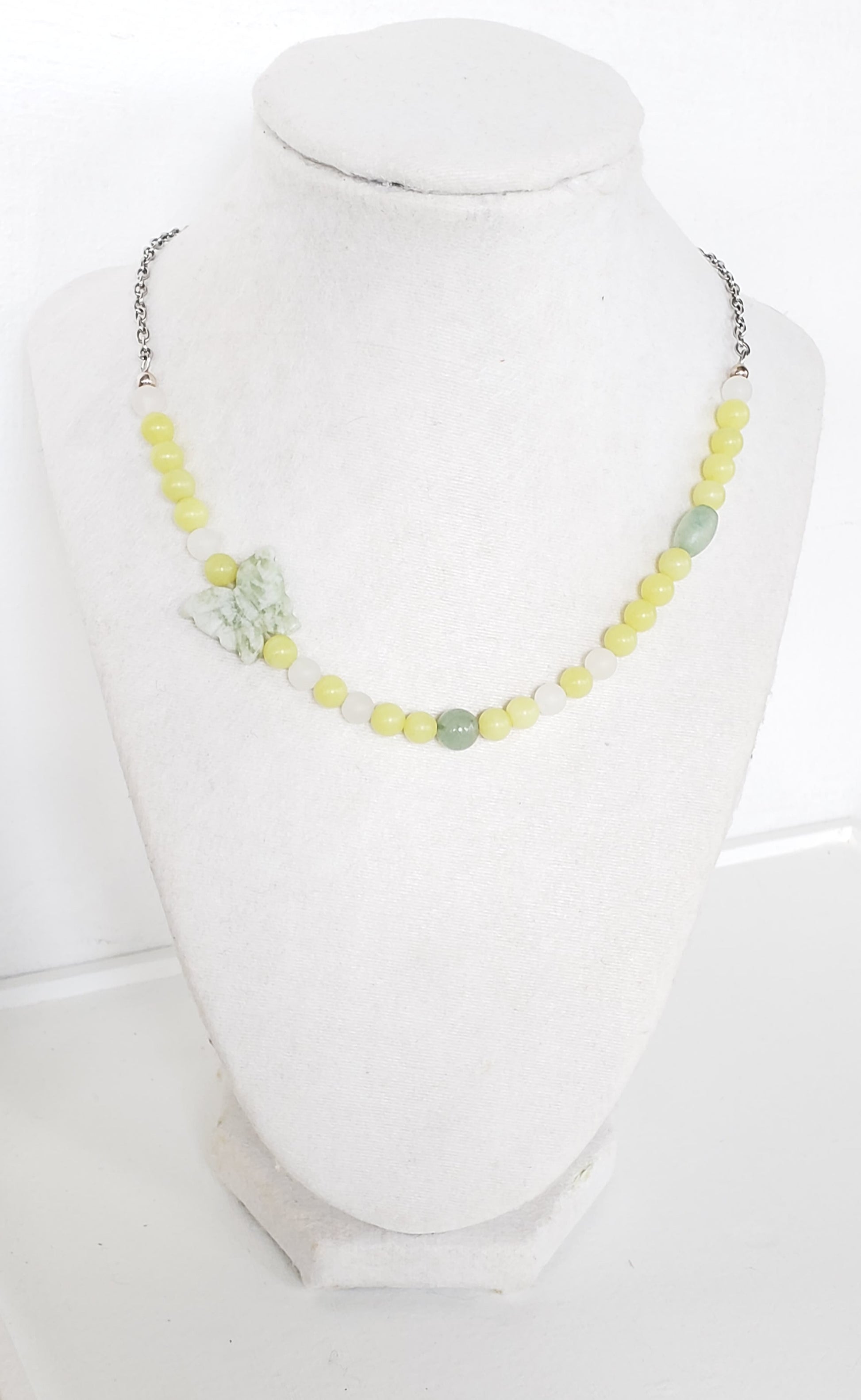 Collar de gargantilla  en Acero Inoxidable en Piedras Jade Verde Olivo y Una Mariposa en Piedra - K.Beloved LLC
