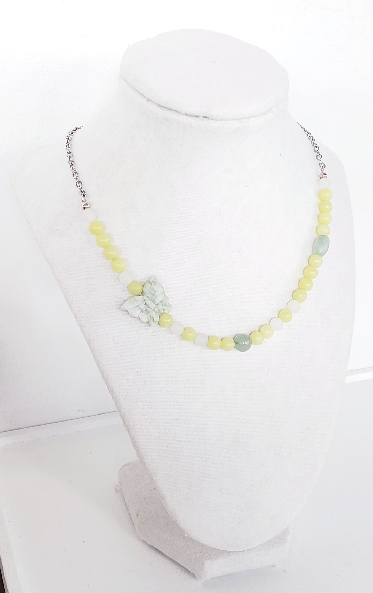 Collar de gargantilla  en Acero Inoxidable en Piedras Jade Verde Olivo y Una Mariposa en Piedra - K.Beloved LLC