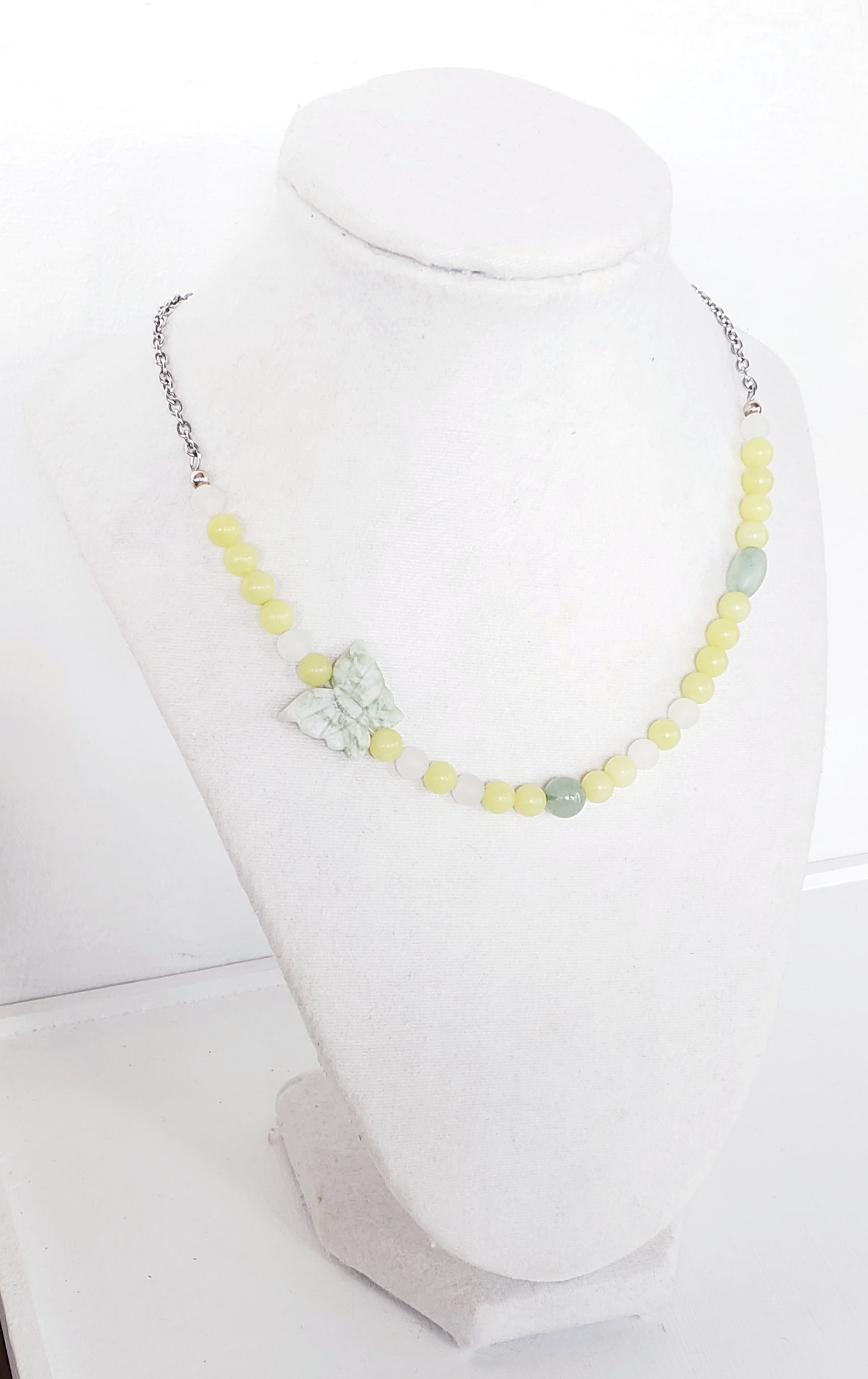 Collar de gargantilla  en Acero Inoxidable en Piedras Jade Verde Olivo y Una Mariposa en Piedra - K.Beloved LLC