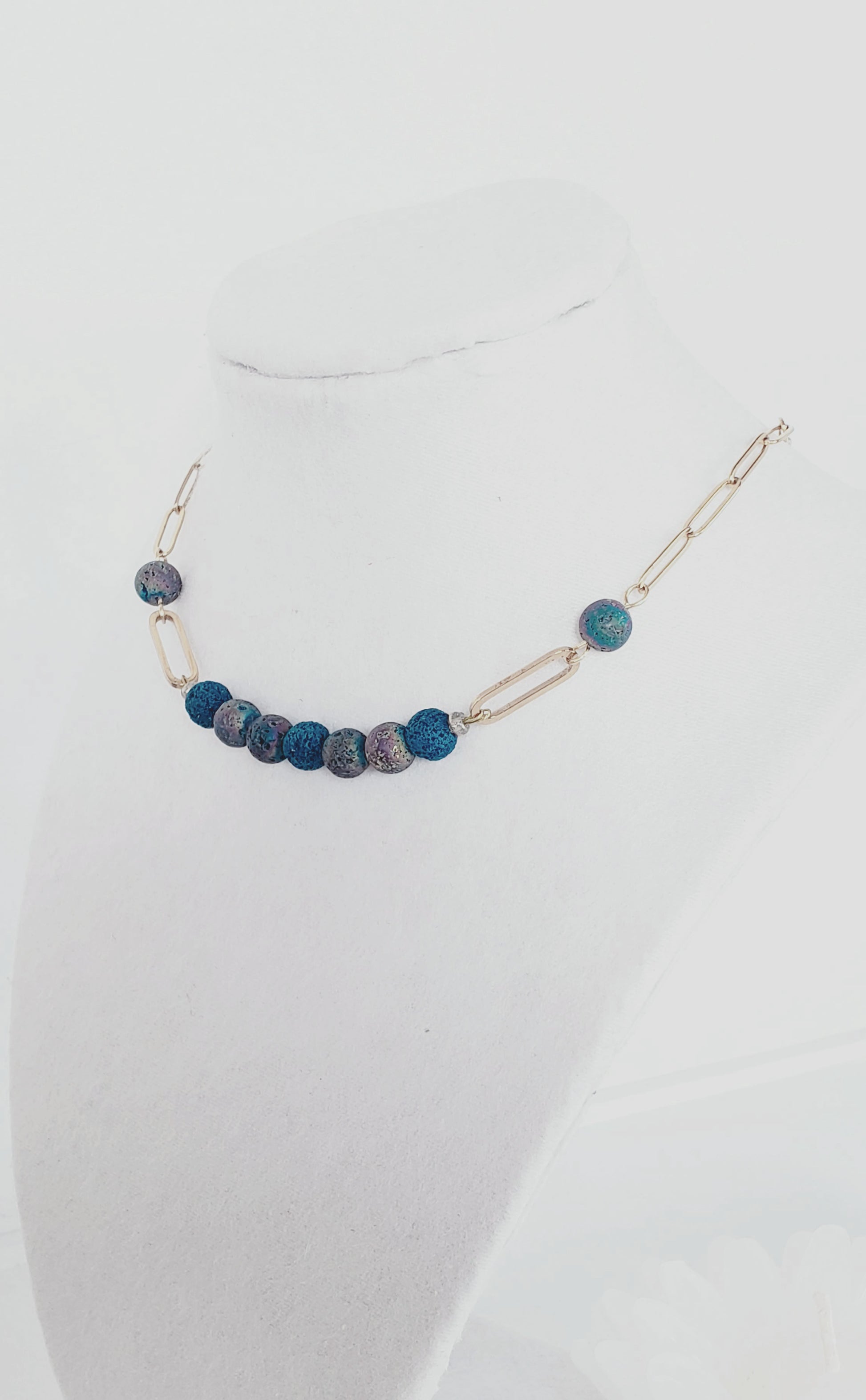 Collar  de eslabón en Acero Inoxidable con Piedra de Lava Rock Azul y Tornasol - K.Beloved LLC