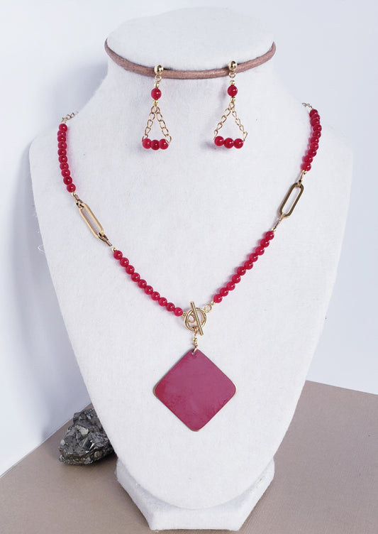 Moderno Collar y Aretes en Acero Quirúrgico Color oro con Delicadas Piedras en Cuarzo Rojo - K.Beloved LLC