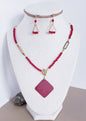 Moderno Collar y Aretes en Acero Quirúrgico Color oro con Delicadas Piedras en Cuarzo Rojo - K.Beloved LLC
