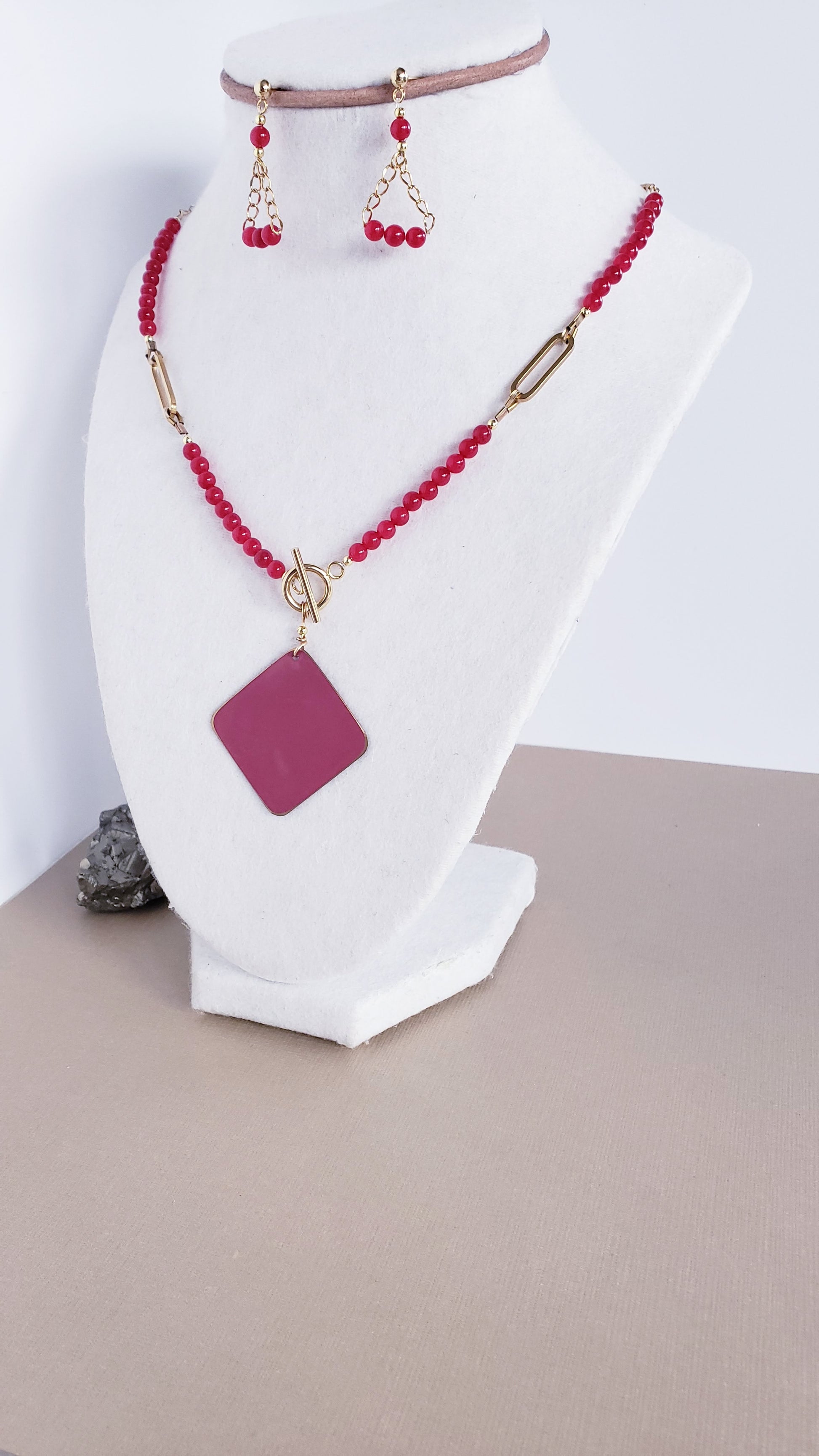 Moderno Collar y Aretes en Acero Quirúrgico Color oro con Delicadas Piedras en Cuarzo Rojo - K.Beloved LLC