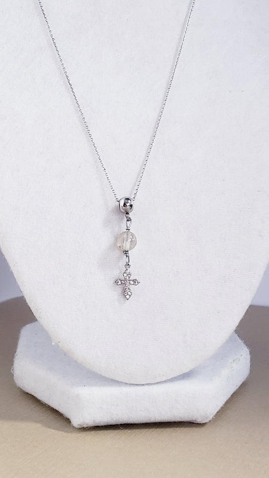 Cadena en 925, presenta un hermoso cuarzo redondo  , con un Colgante de cruz de plata de primera ley con incrustaciones de Piedras  Zirconia . - K.Beloved LLC
