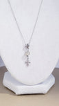 Cadena en 925, presenta un hermoso cuarzo redondo  , con un Colgante de cruz de plata de primera ley con incrustaciones de Piedras  Zirconia . - K.Beloved LLC