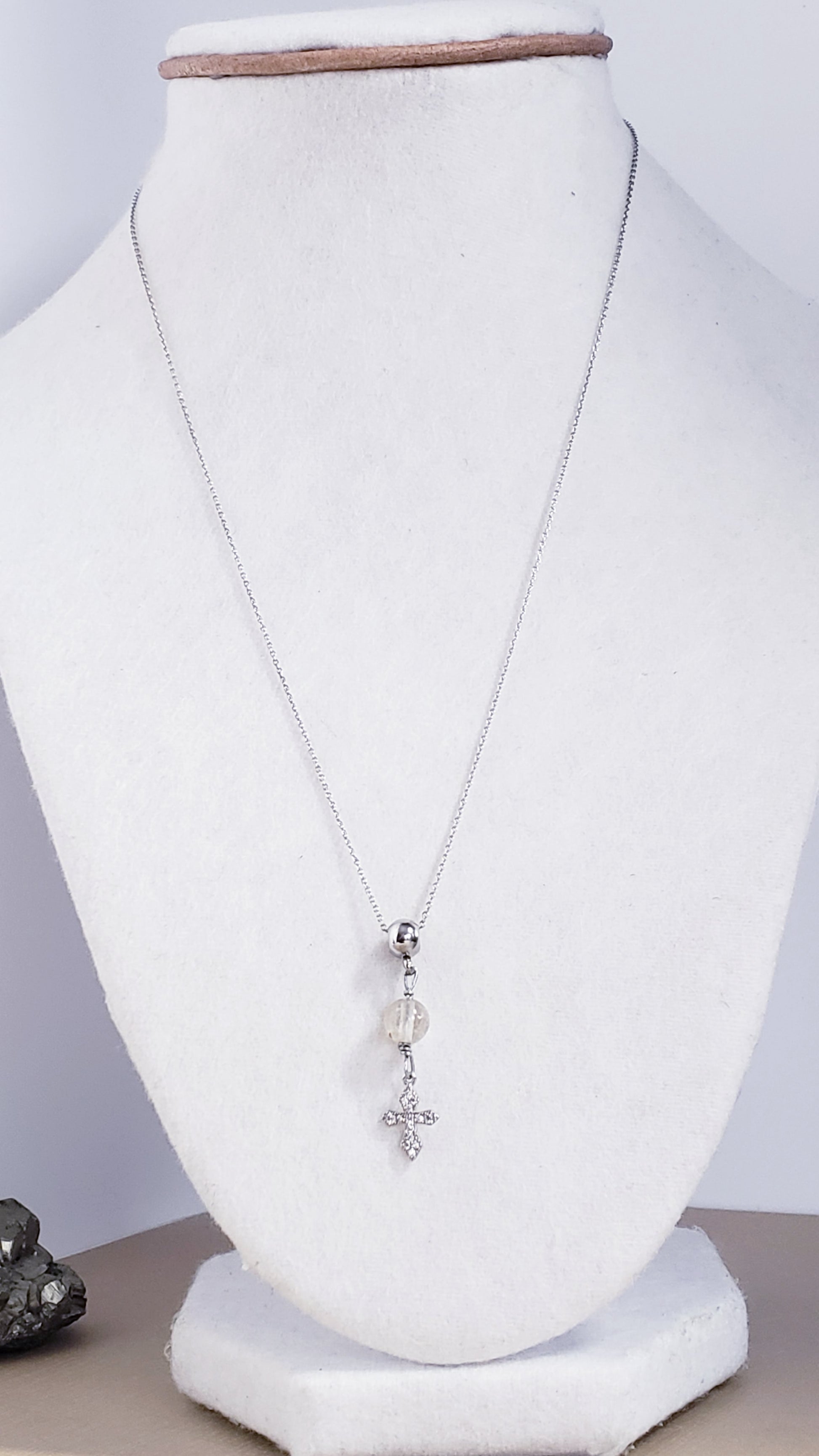 Cadena en 925, presenta un hermoso cuarzo redondo  , con un Colgante de cruz de plata de primera ley con incrustaciones de Piedras  Zirconia . - K.Beloved LLC