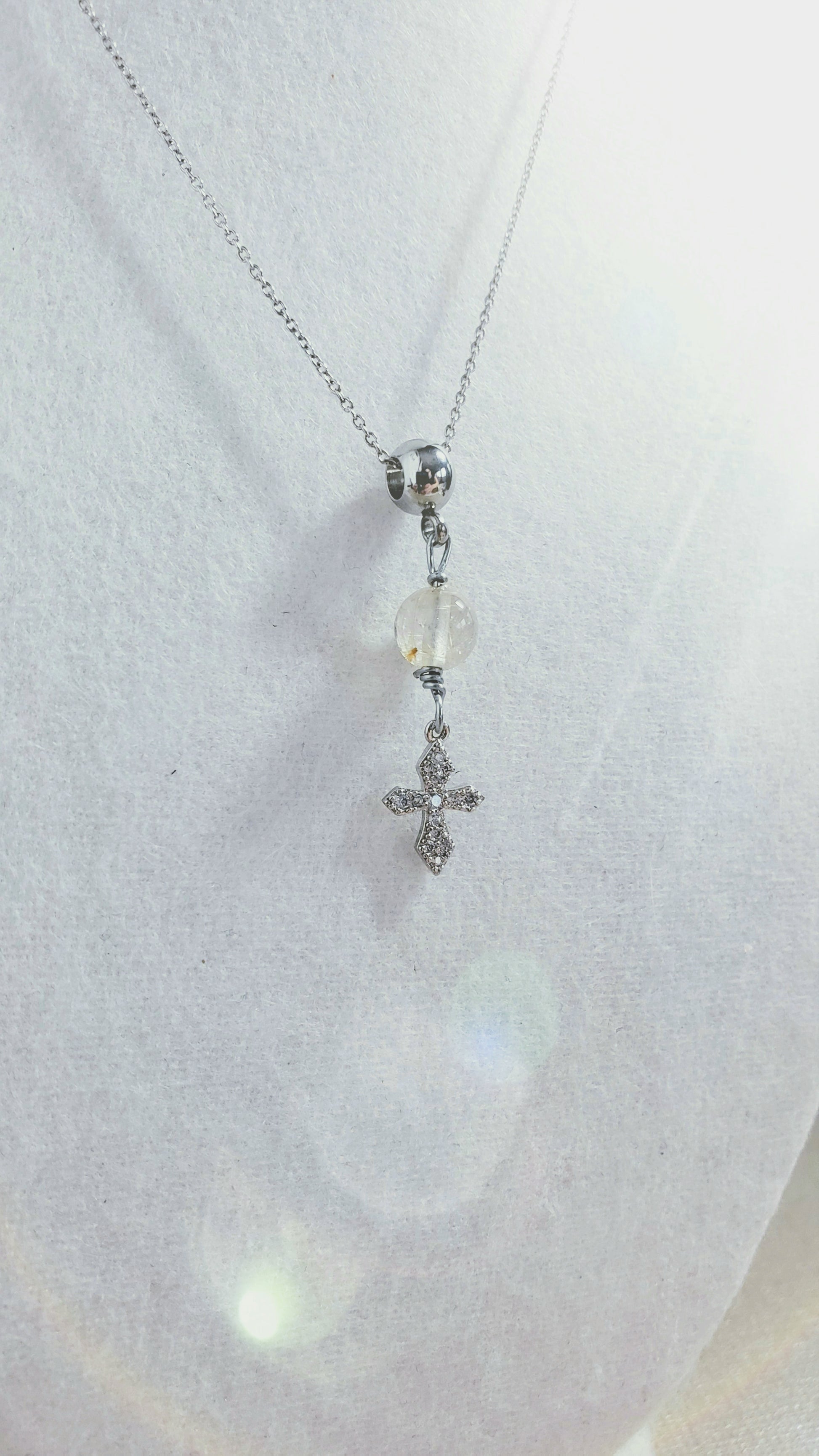 Cadena en 925, presenta un hermoso cuarzo redondo  , con un Colgante de cruz de plata de primera ley con incrustaciones de Piedras  Zirconia . - K.Beloved LLC
