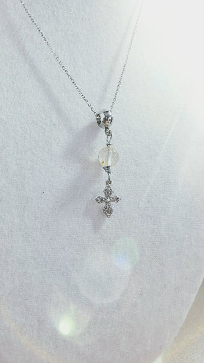 Cadena en 925, presenta un hermoso cuarzo redondo  , con un Colgante de cruz de plata de primera ley con incrustaciones de Piedras  Zirconia . - K.Beloved LLC