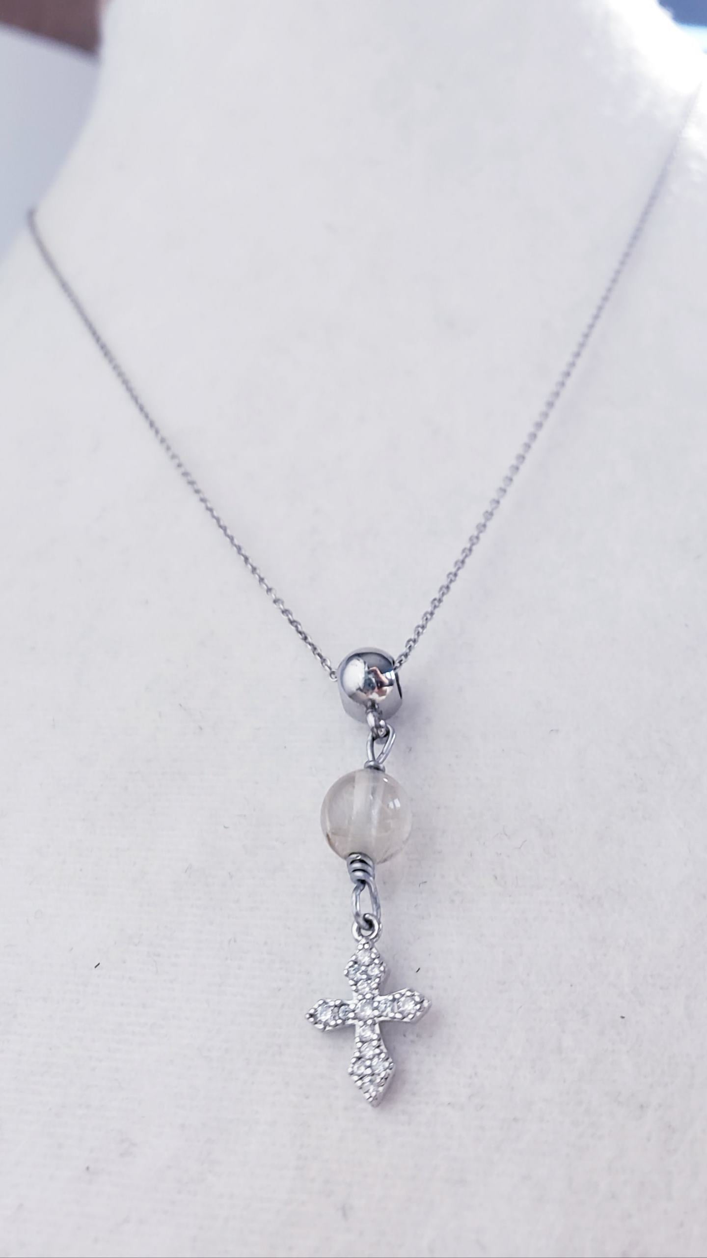 Cadena en 925, presenta un hermoso cuarzo redondo  , con un Colgante de cruz de plata de primera ley con incrustaciones de Piedras  Zirconia . - K.Beloved LLC